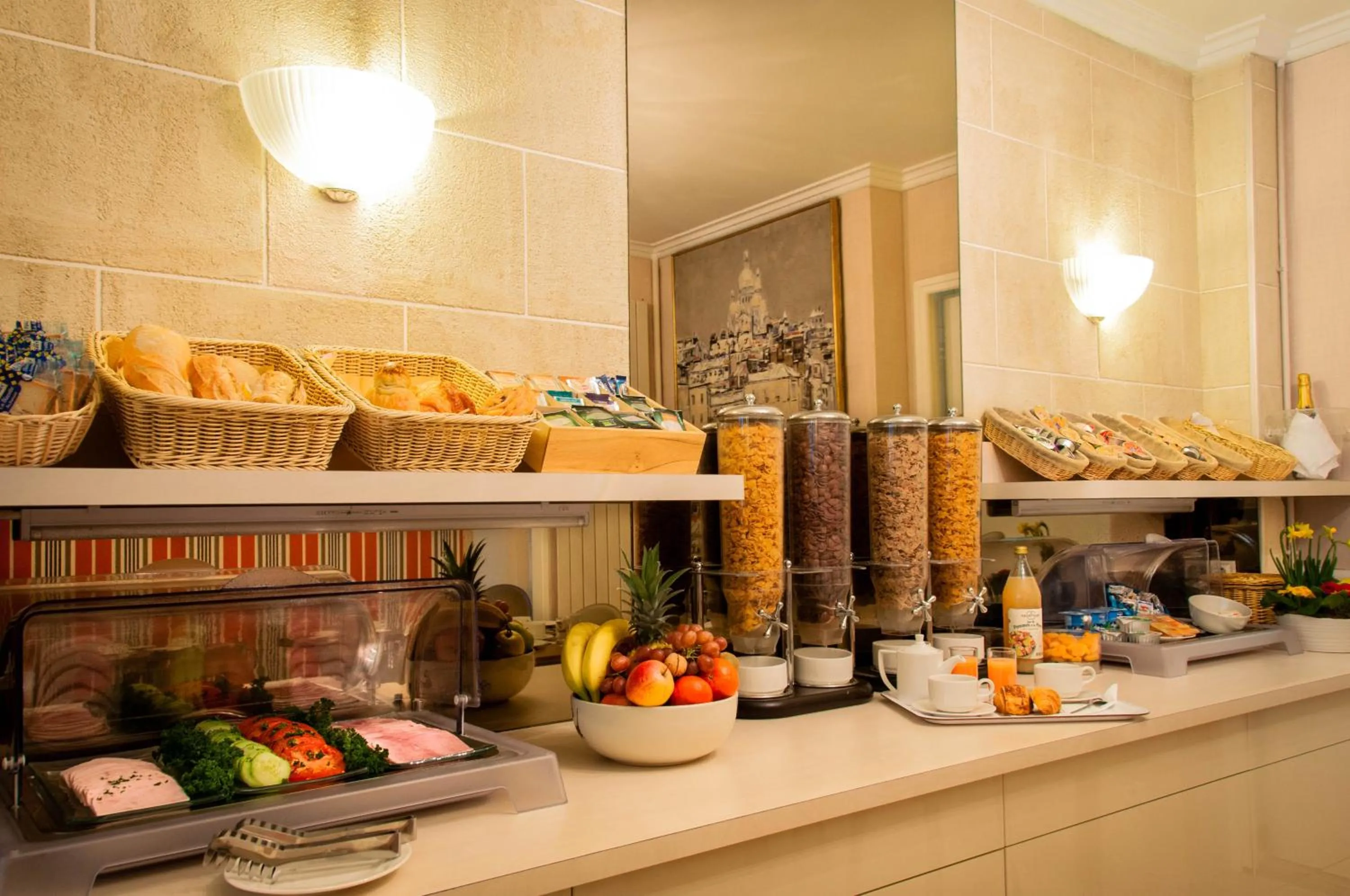 Restaurant/places to eat in Hotel Eden Montmartre