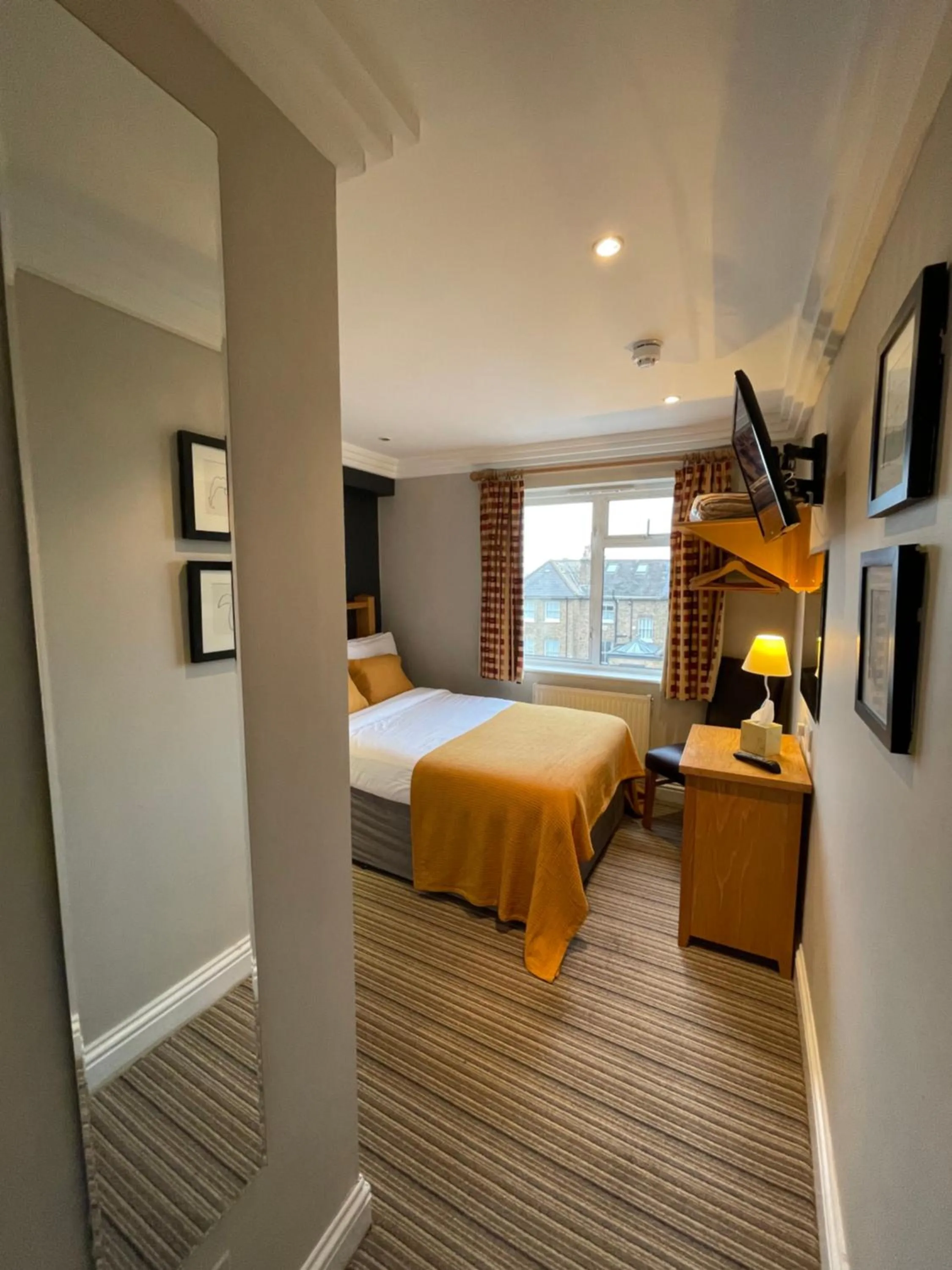 Photo of the whole room, Bed in Shandon Hotel