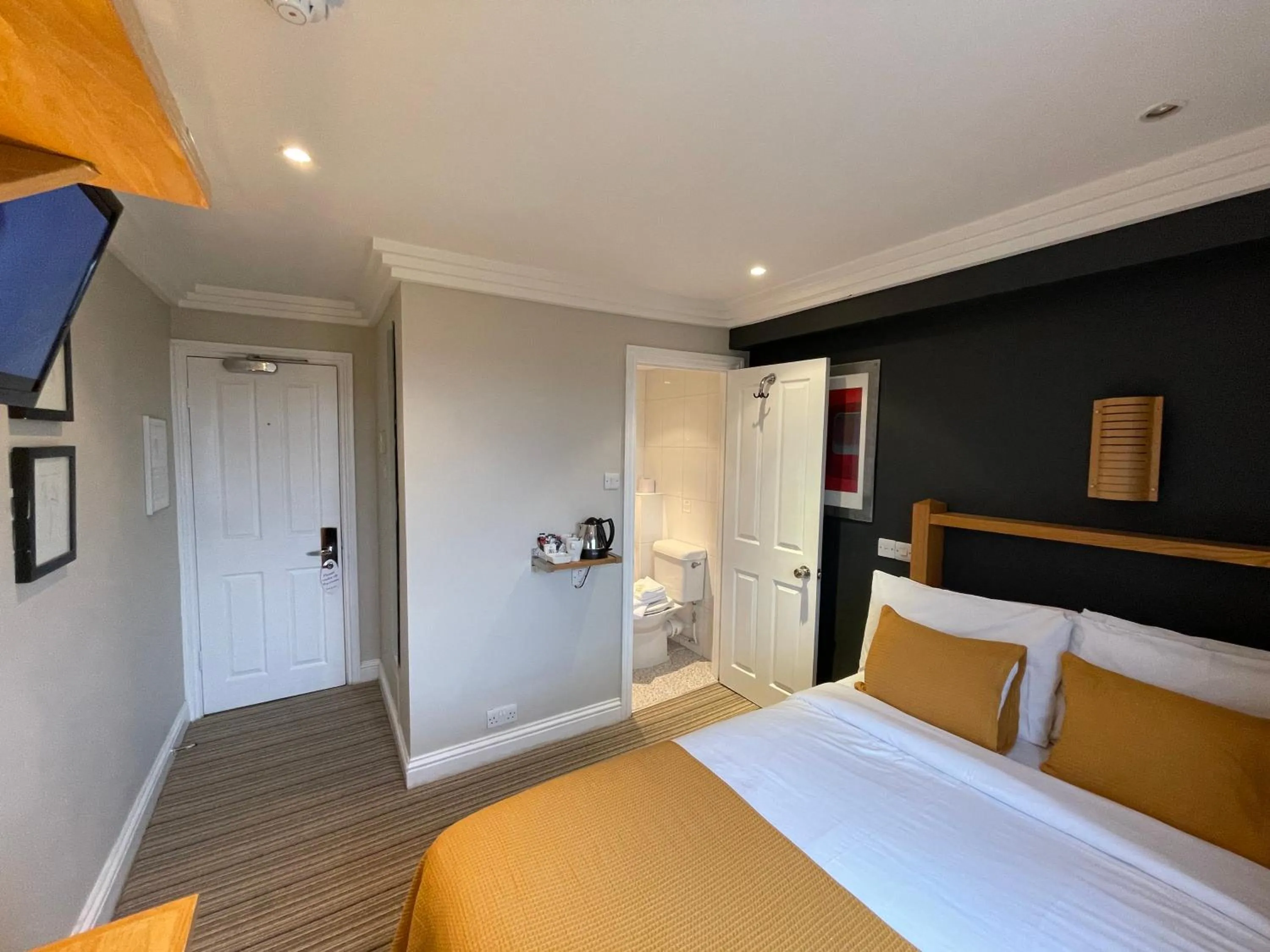 Photo of the whole room, Bed in Shandon Hotel