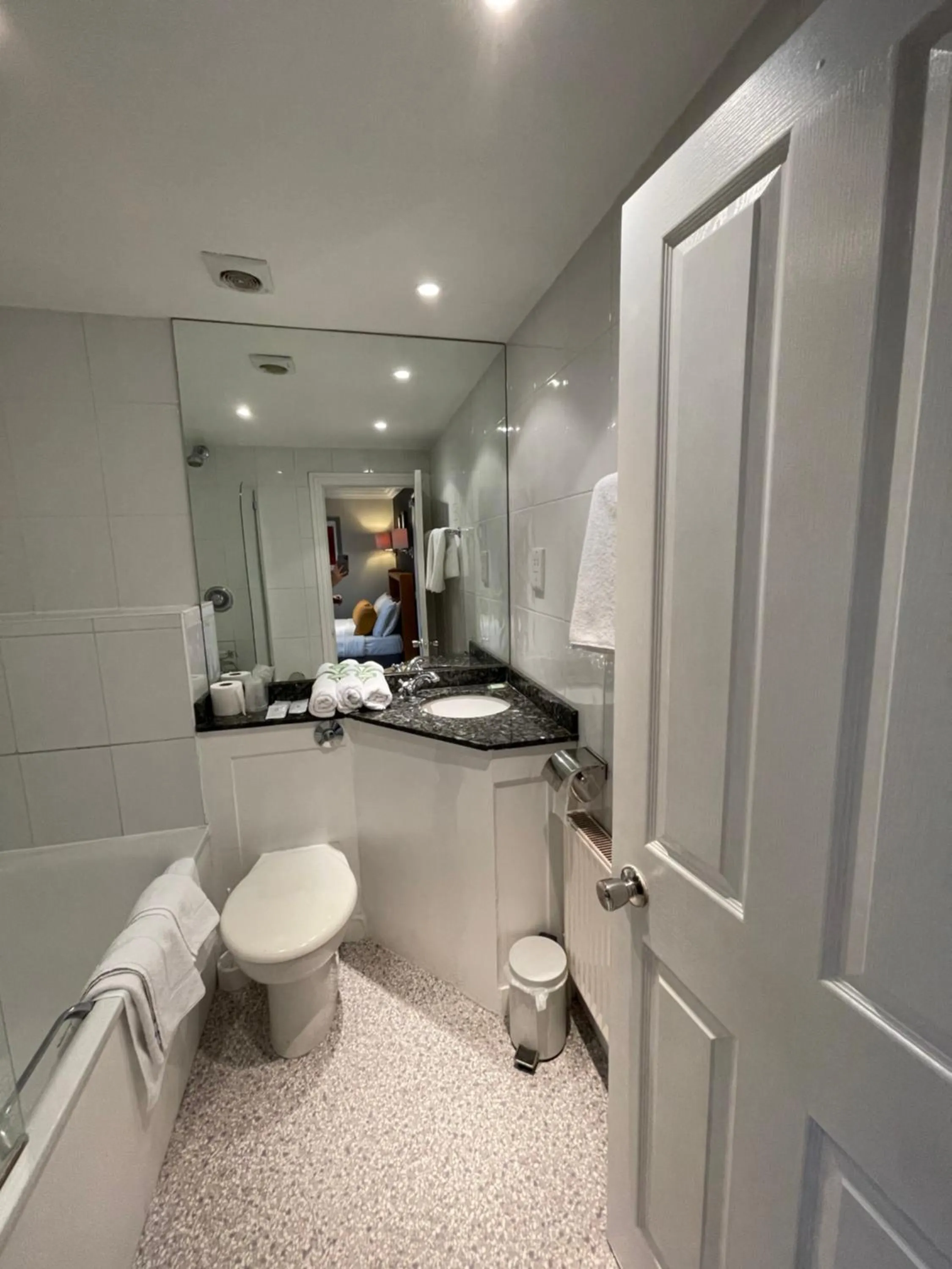 Toilet in Shandon Hotel