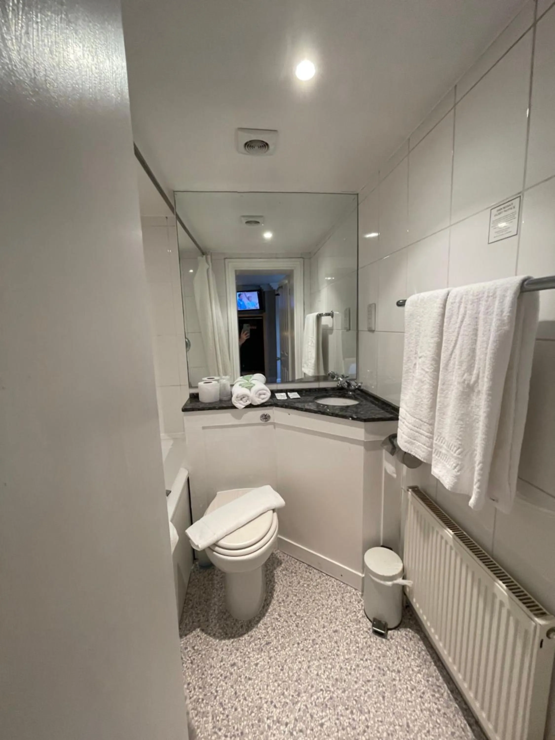 Shower in Shandon Hotel