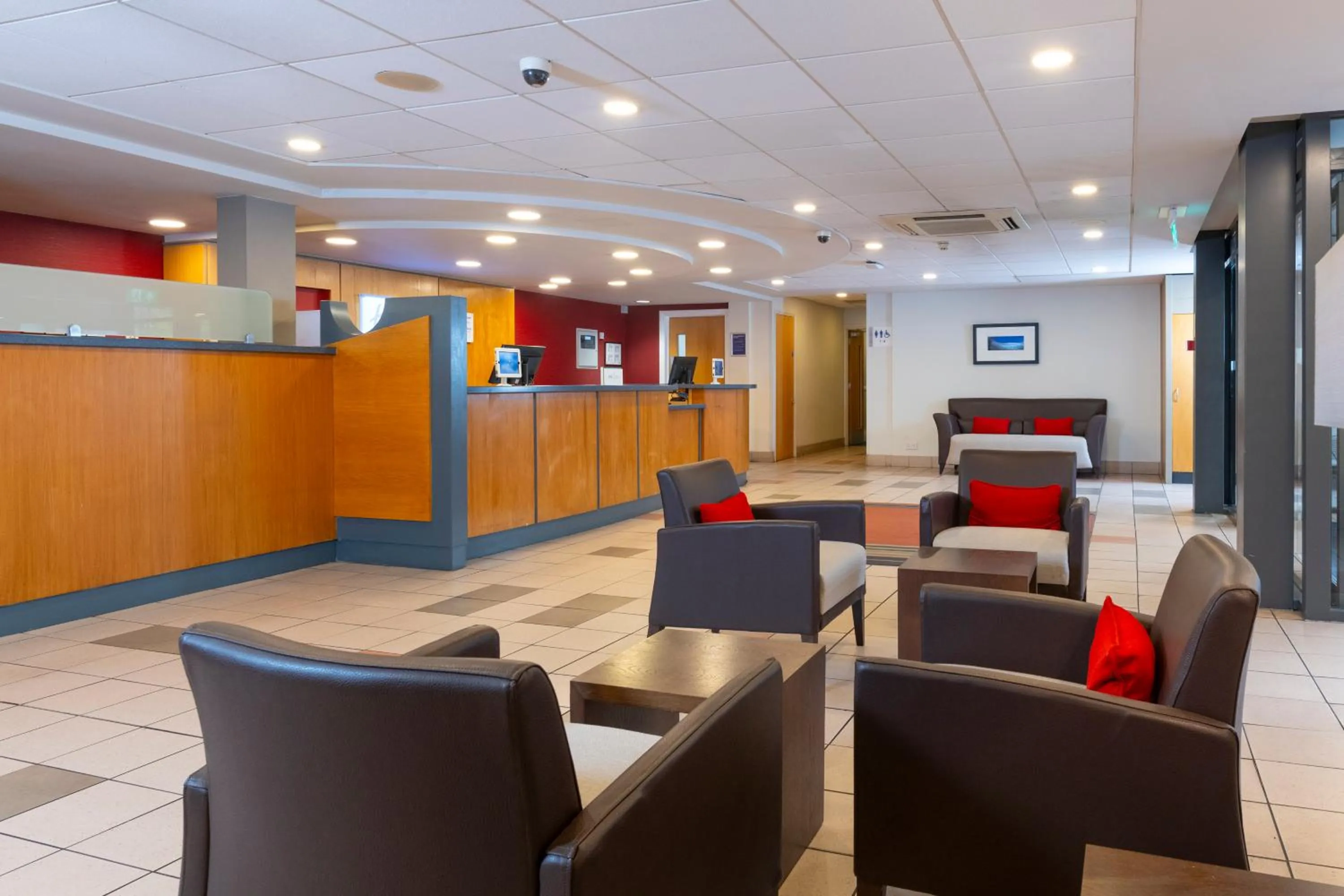 Lobby or reception in Holiday Inn Express Droitwich Spa by IHG