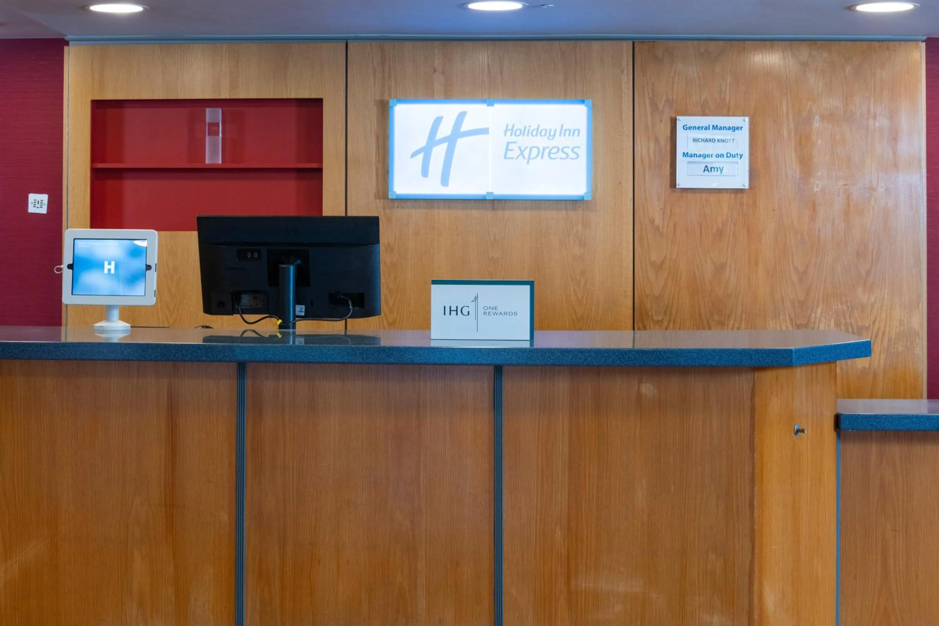 Lobby or reception in Holiday Inn Express Droitwich Spa by IHG