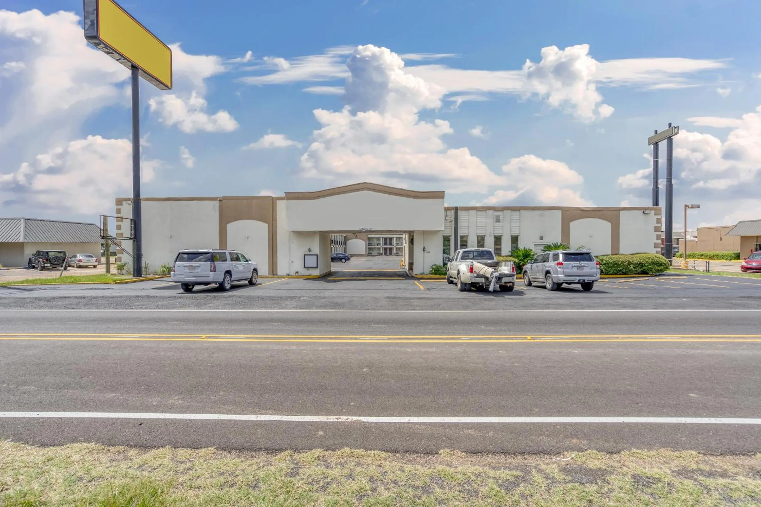 Facade/entrance in OYO Hotel Alexandria LA- Hwy 165