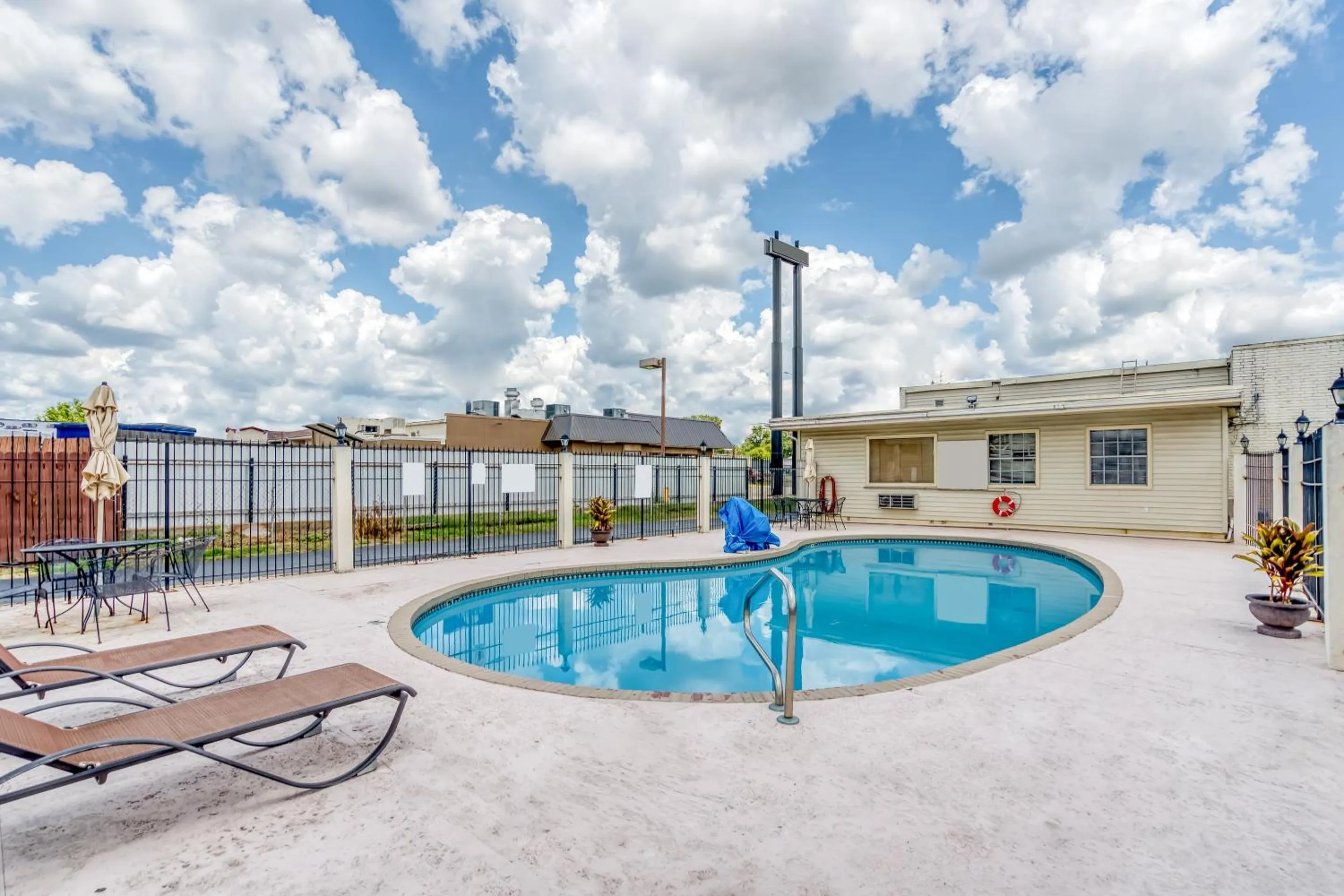 Swimming pool in OYO Hotel Alexandria LA- Hwy 165