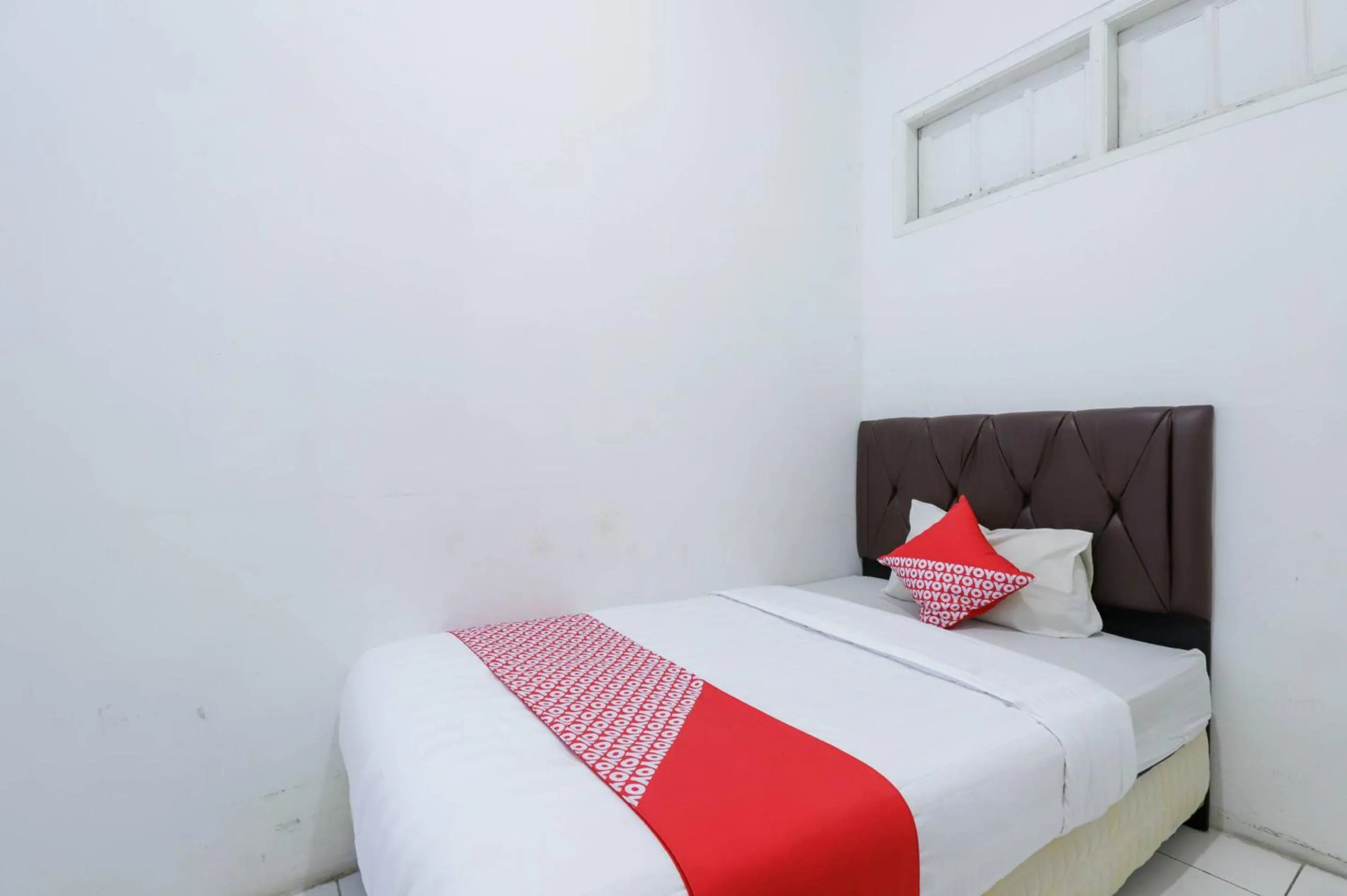 Standard Single Room - single occupancy in RedDoorz at PB Inn near Stasiun Juanda