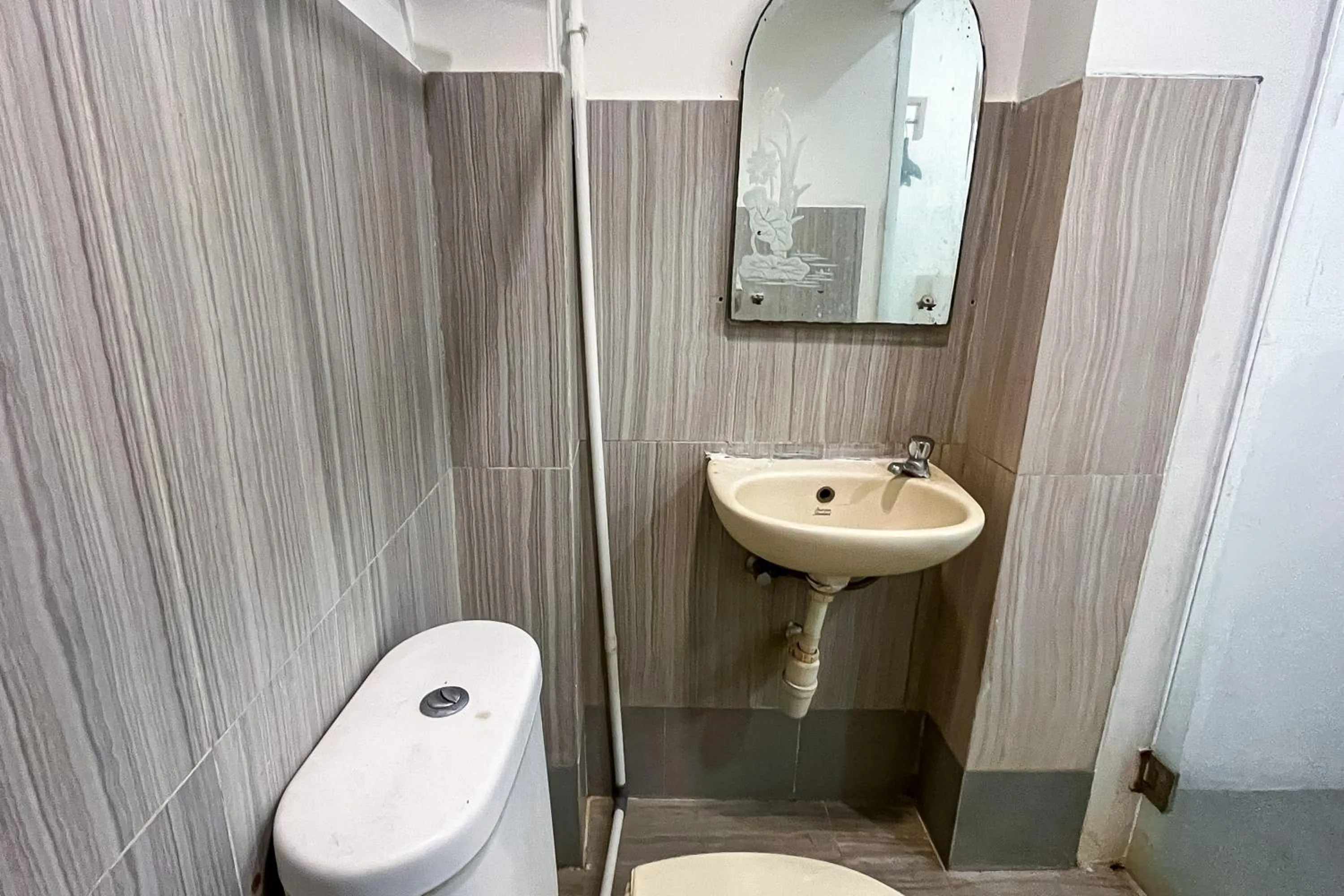 Bathroom in RedDoorz at PB Inn near Stasiun Juanda