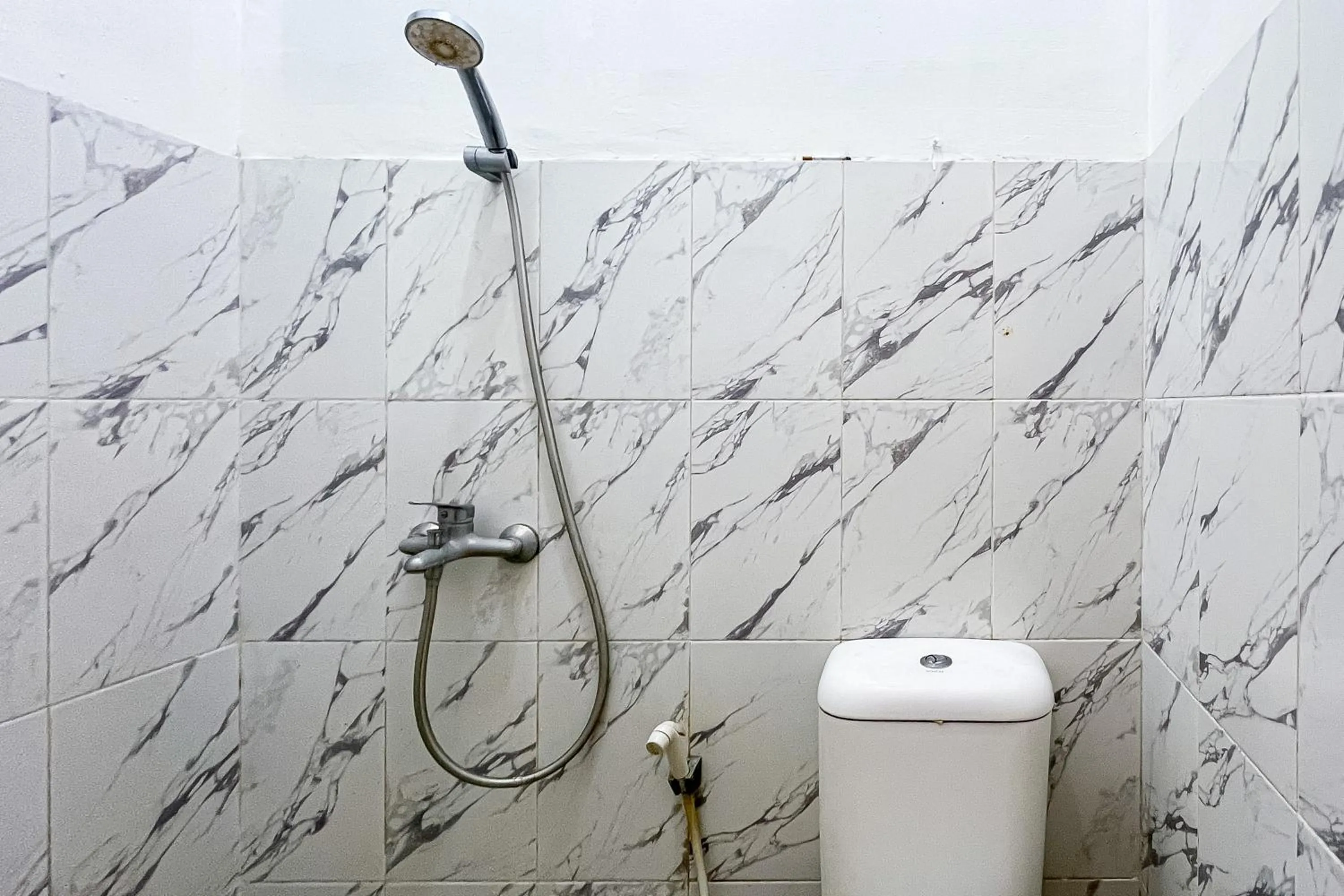 Bathroom in RedDoorz at PB Inn near Stasiun Juanda