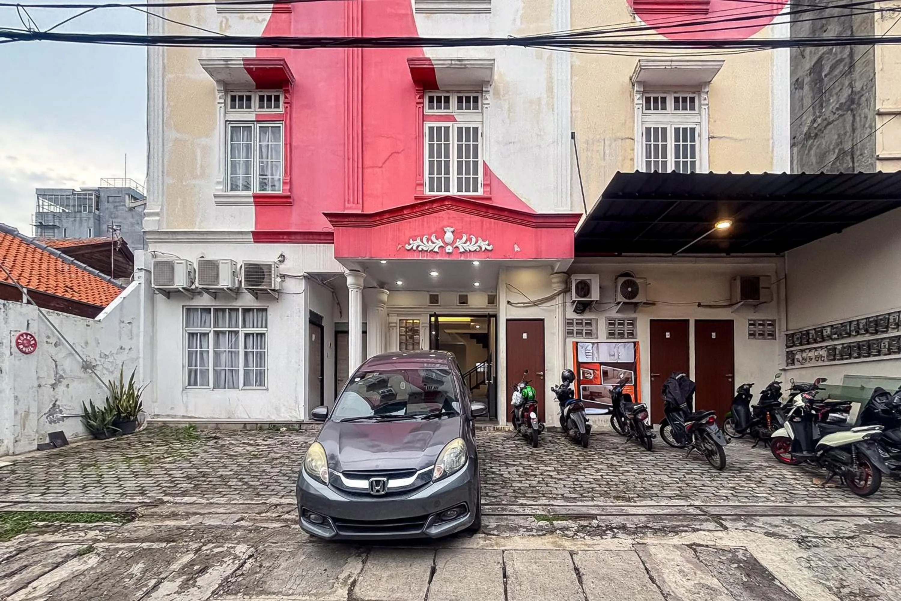 Facade/entrance in RedDoorz at PB Inn near Stasiun Juanda