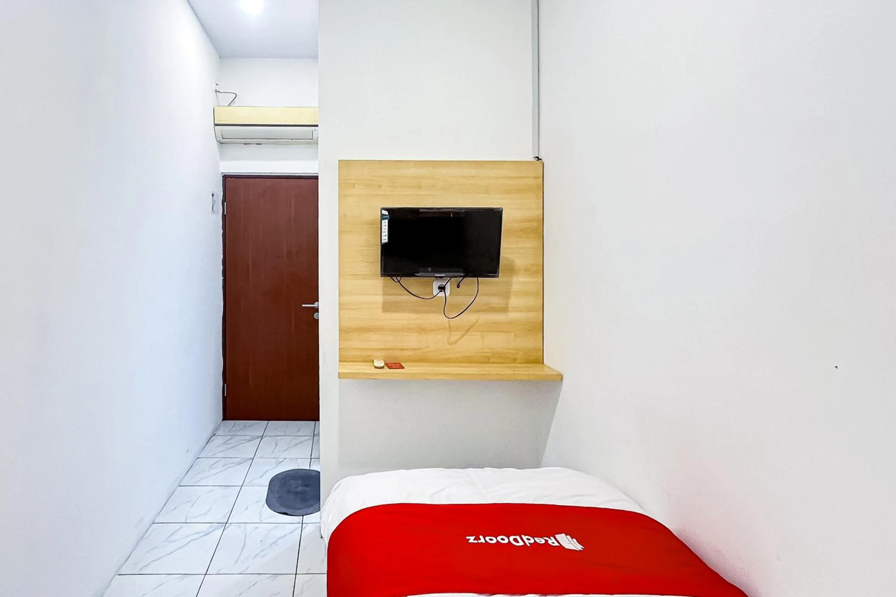 Bedroom, Bed in RedDoorz at PB Inn near Stasiun Juanda