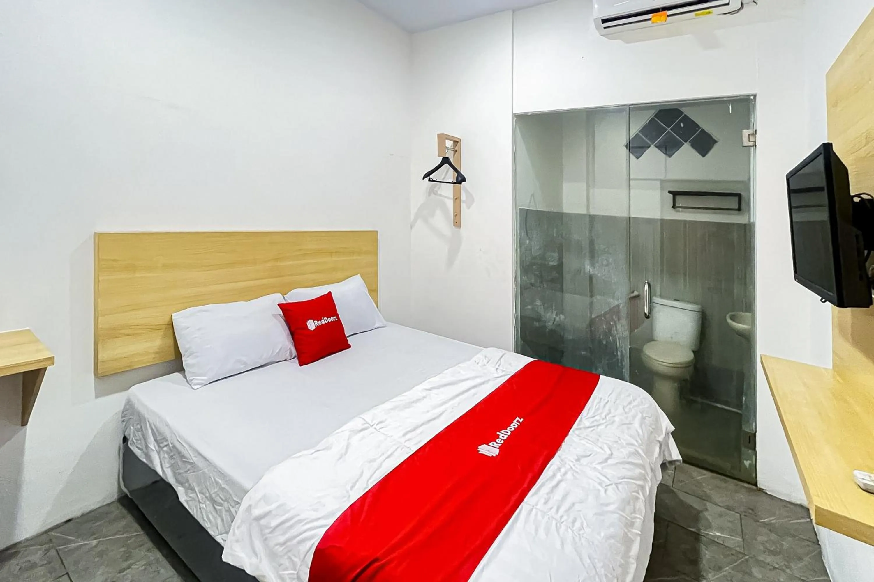 Bedroom, Bed in RedDoorz at PB Inn near Stasiun Juanda