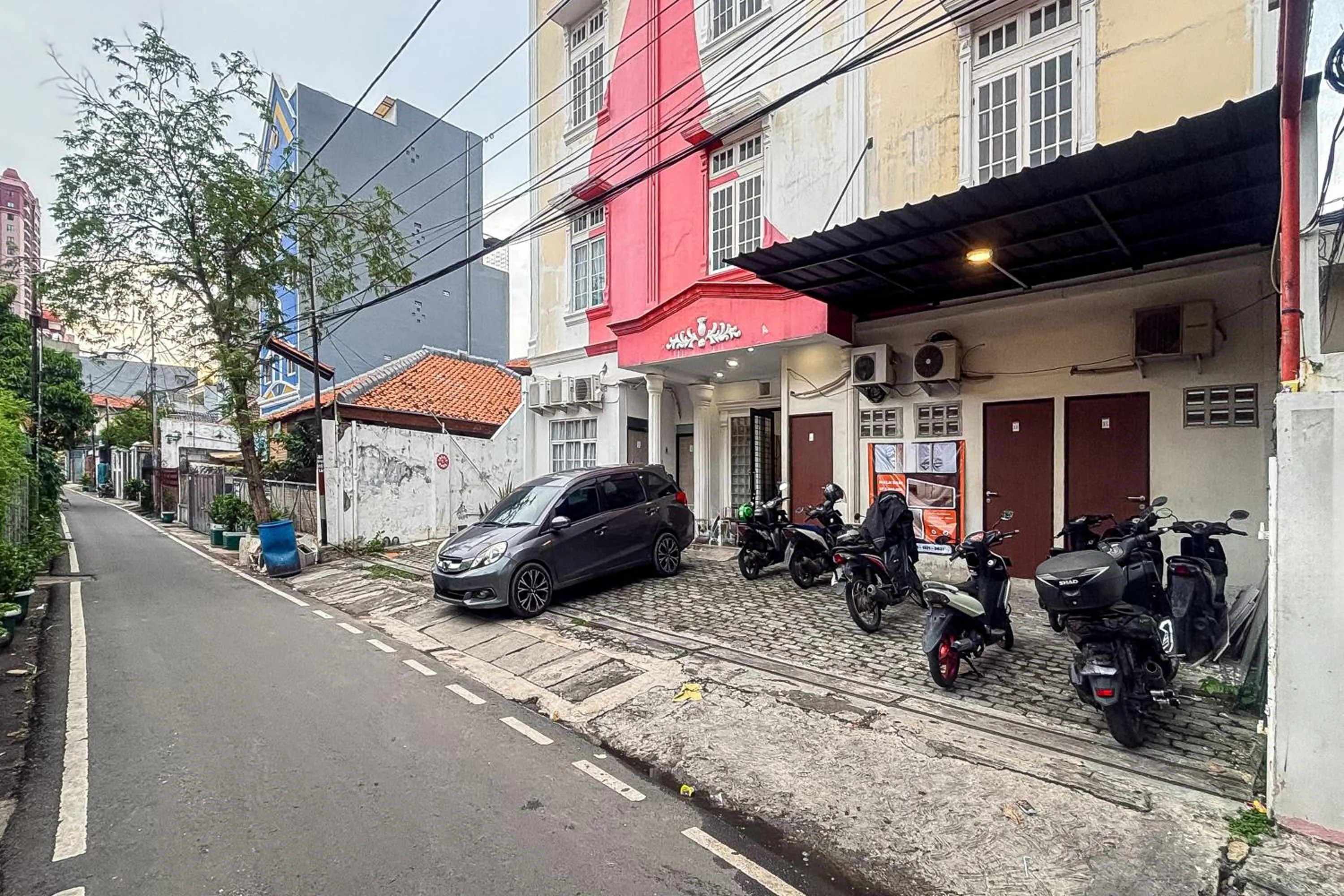 Facade/entrance in RedDoorz at PB Inn near Stasiun Juanda