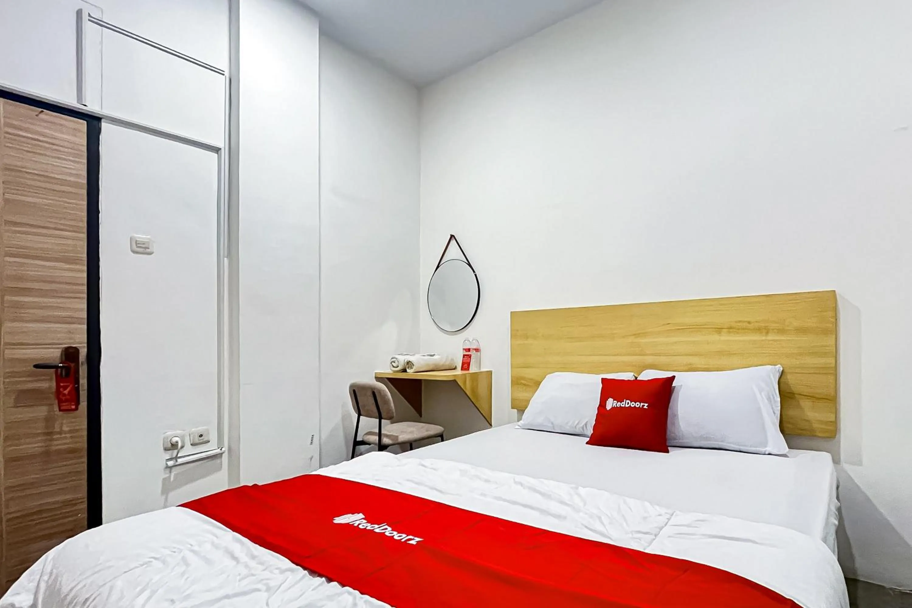 Bedroom, Bed in RedDoorz at PB Inn near Stasiun Juanda