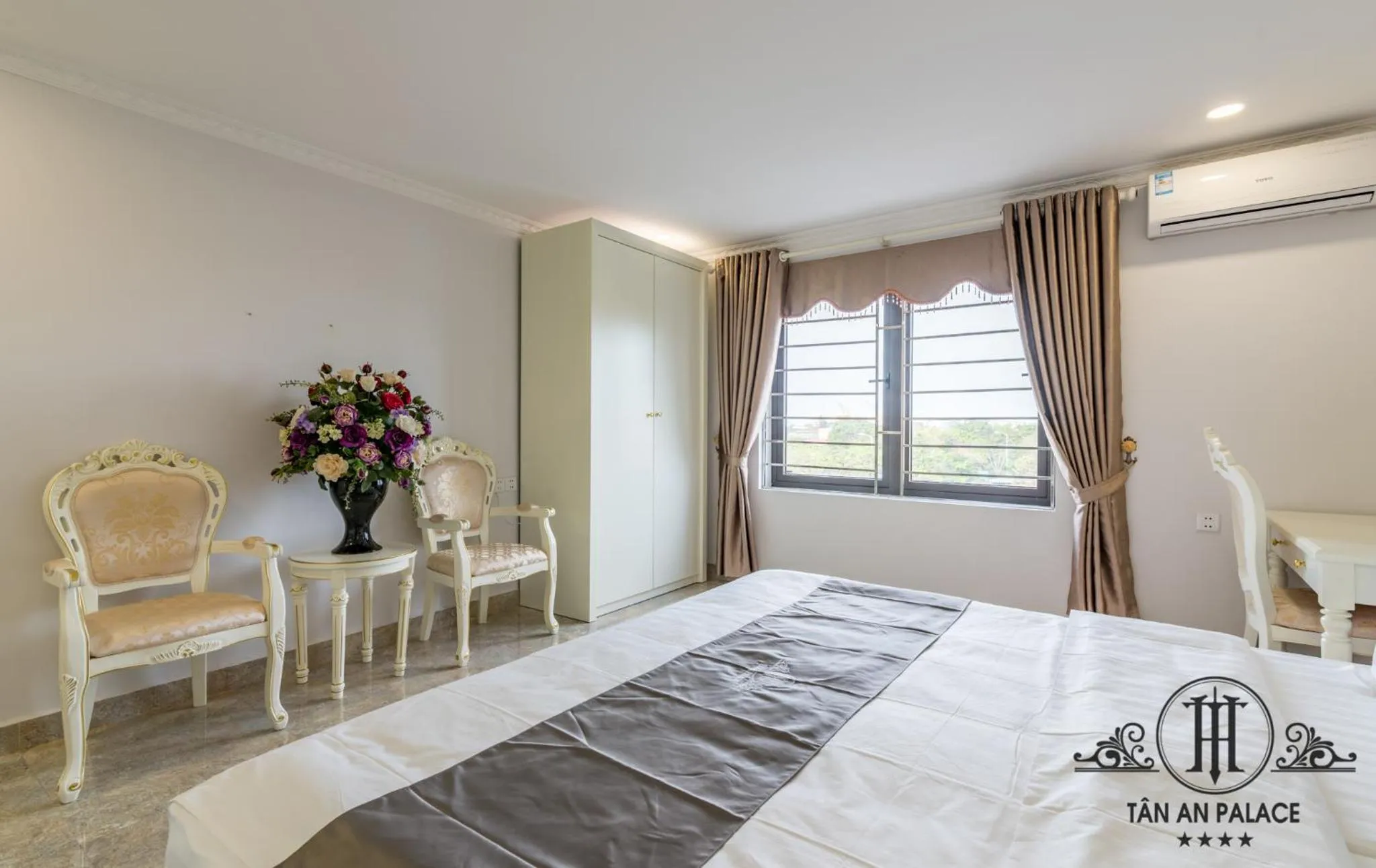 Seating area, Bed in Tan An Palace