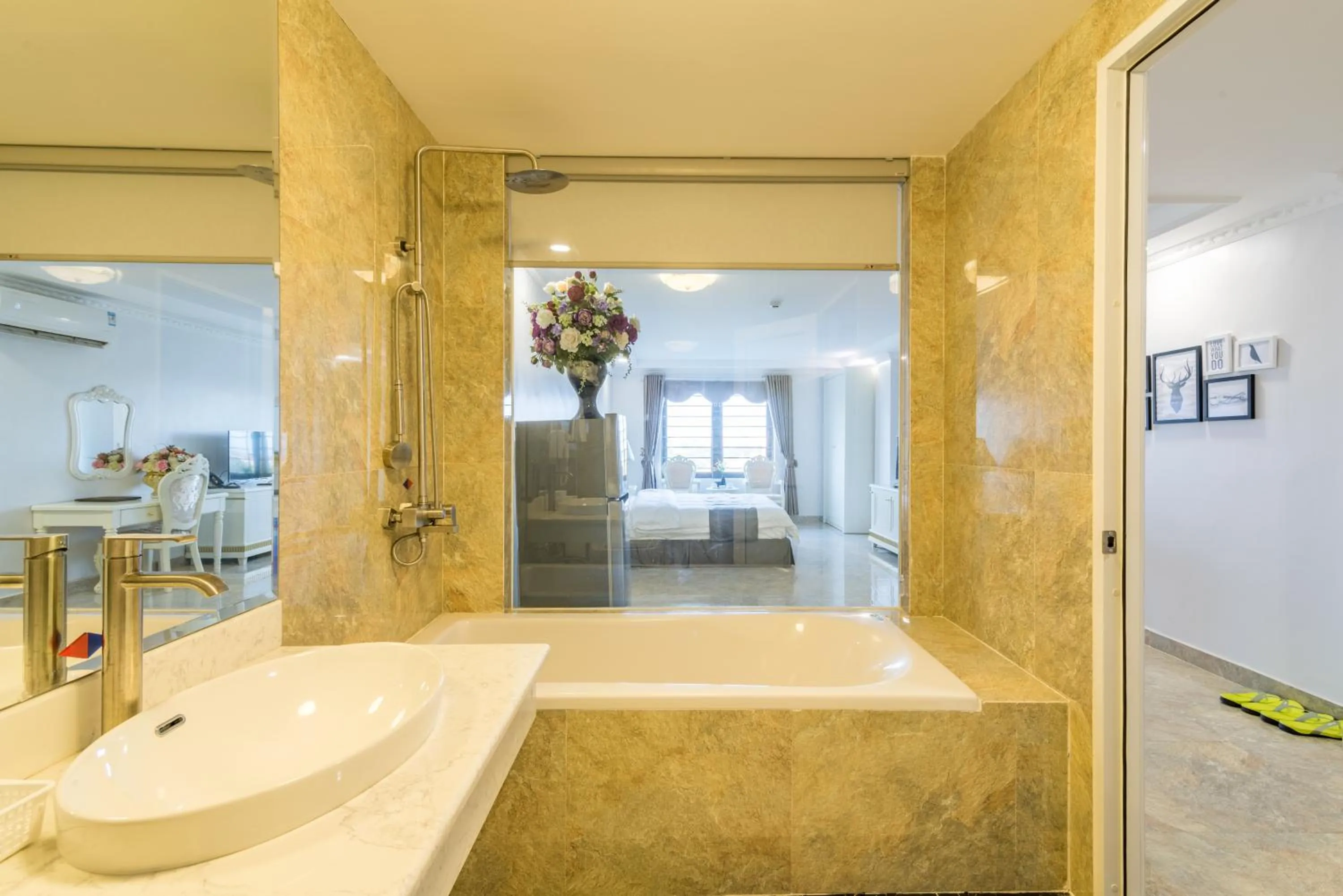 Decorative detail in Tan An Palace