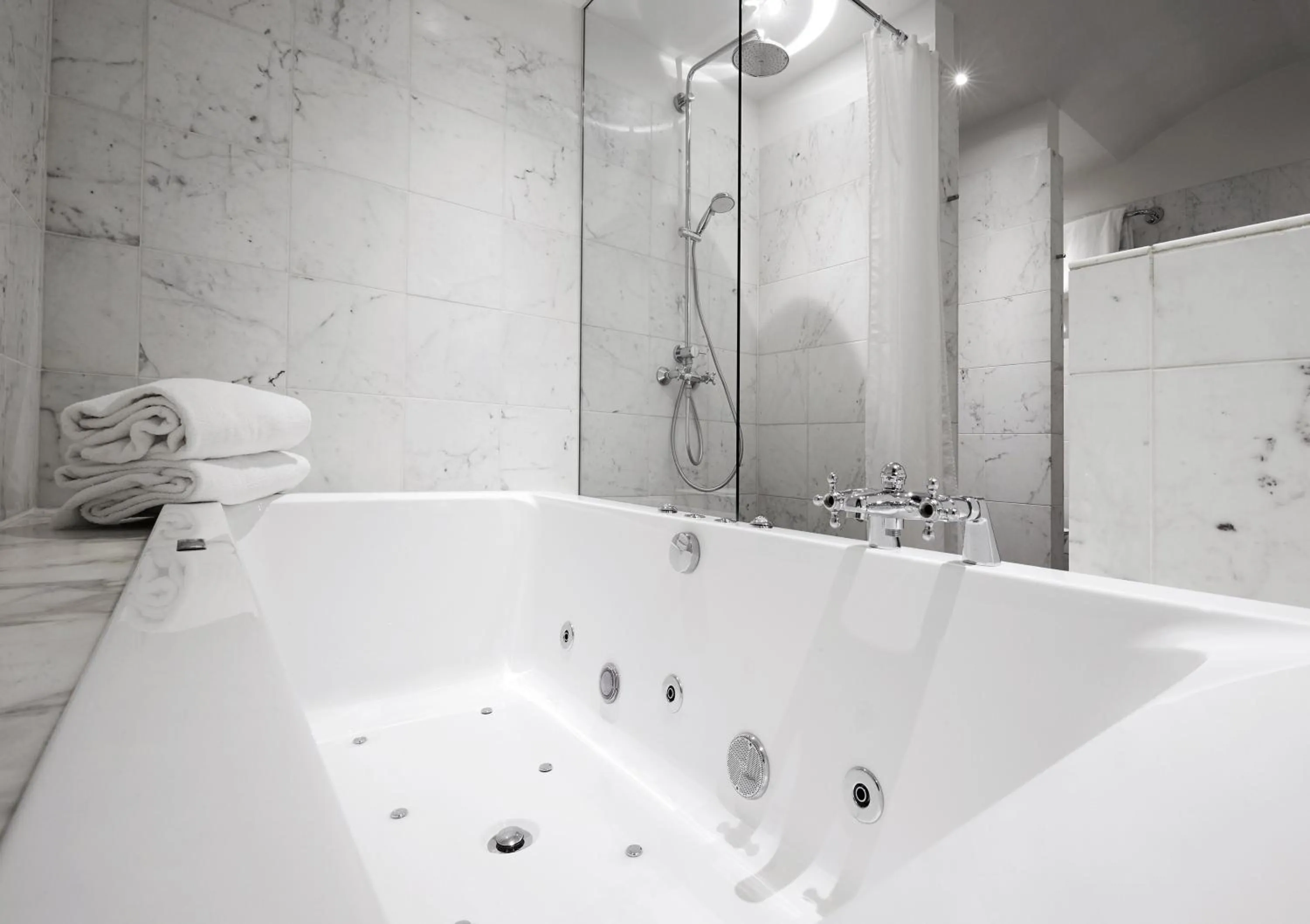 Bathroom in Phoenix Copenhagen