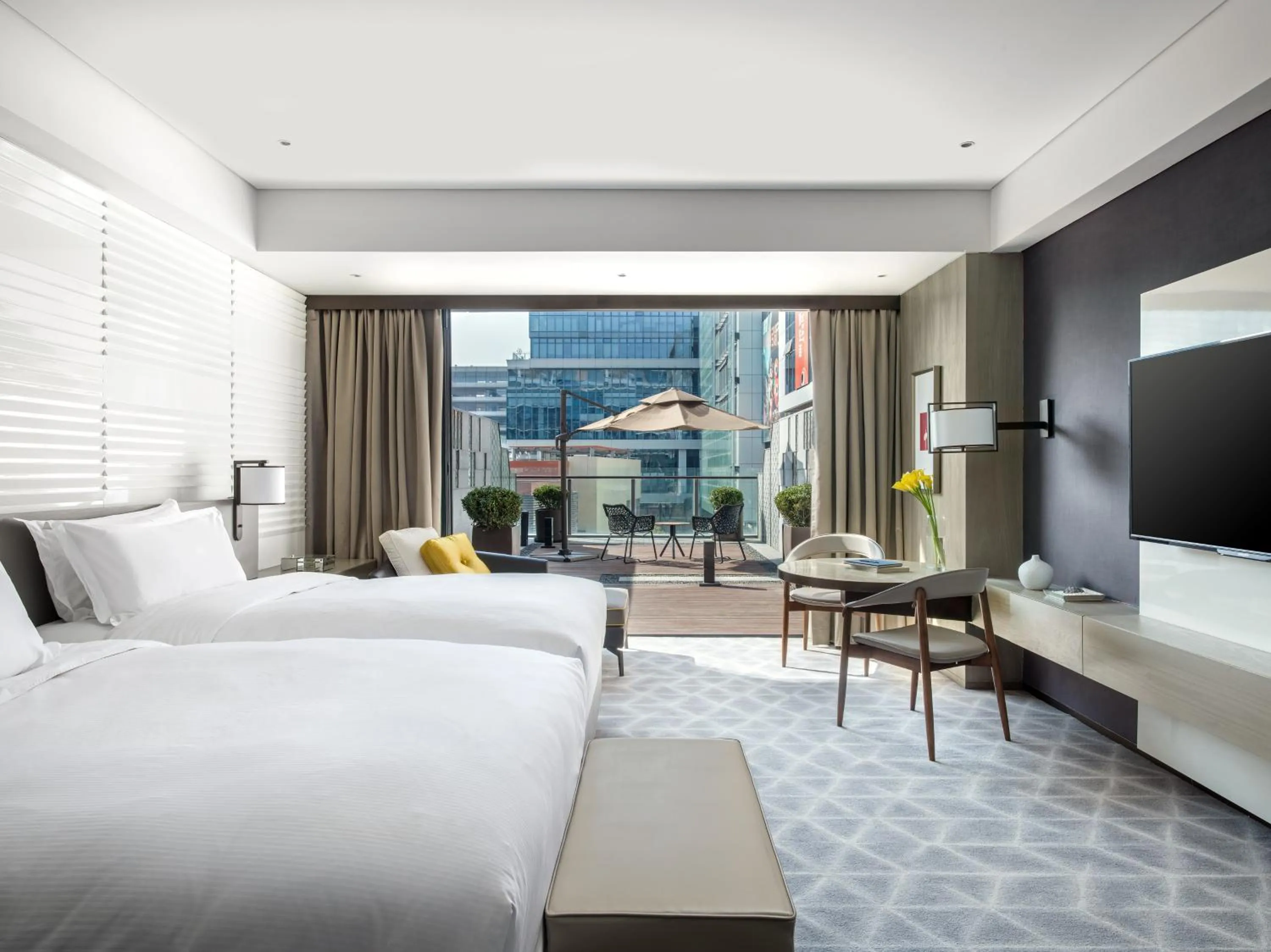 Balcony/Terrace, Bed in Cordis Shanghai Hongqiao (Langham Hospitality Group)