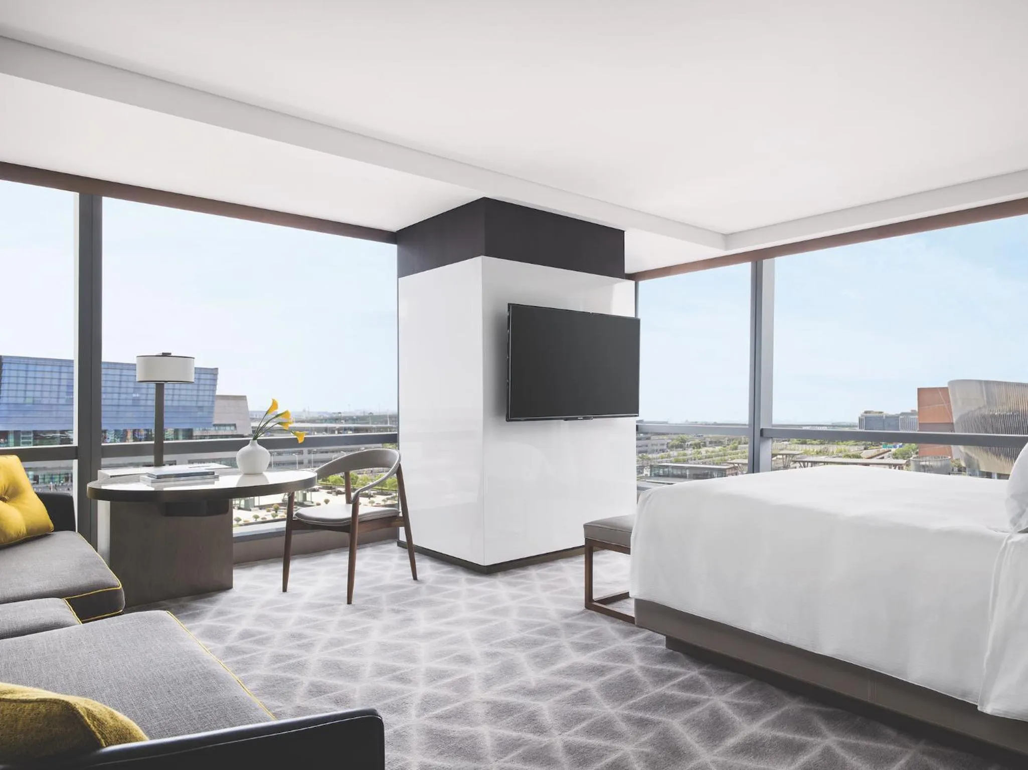 TV and multimedia, Bed in Cordis Shanghai Hongqiao (Langham Hospitality Group)