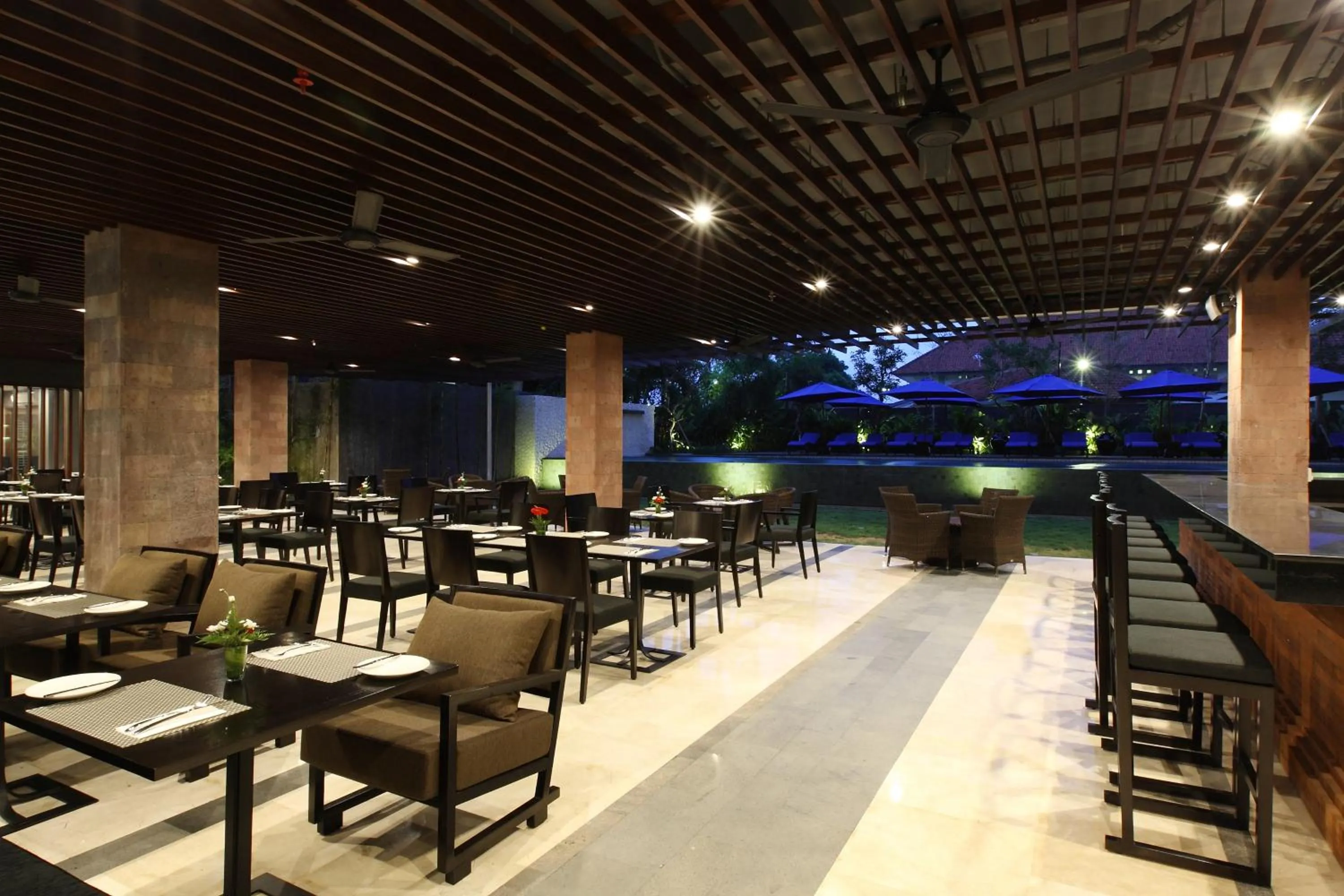 Restaurant/places to eat in Suites by Watermark Hotel and Spa