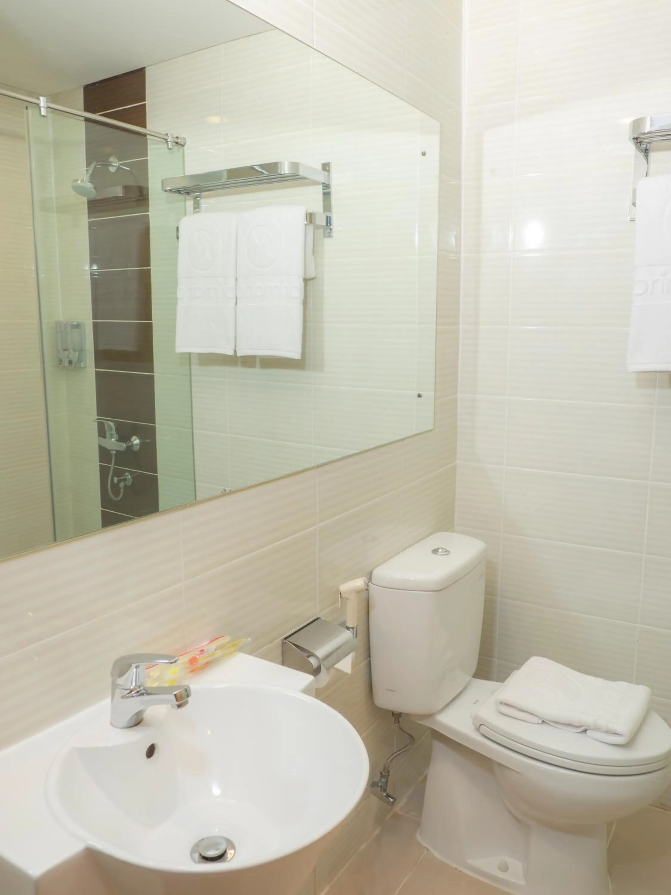 Bathroom in d'primahotel Airport Jakarta Terminal 1A