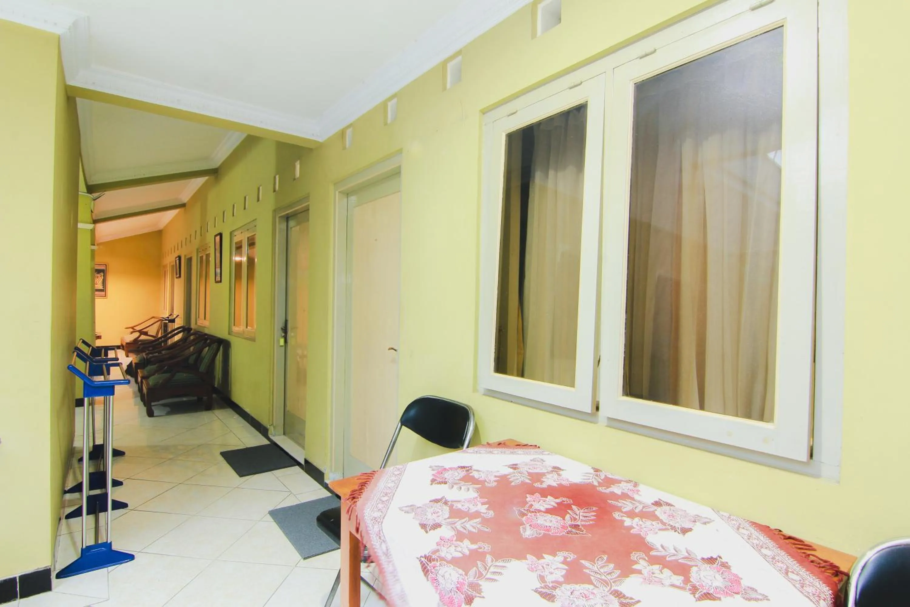 Communal lounge/ TV room in Griya Batik Giri Sekar Homestay