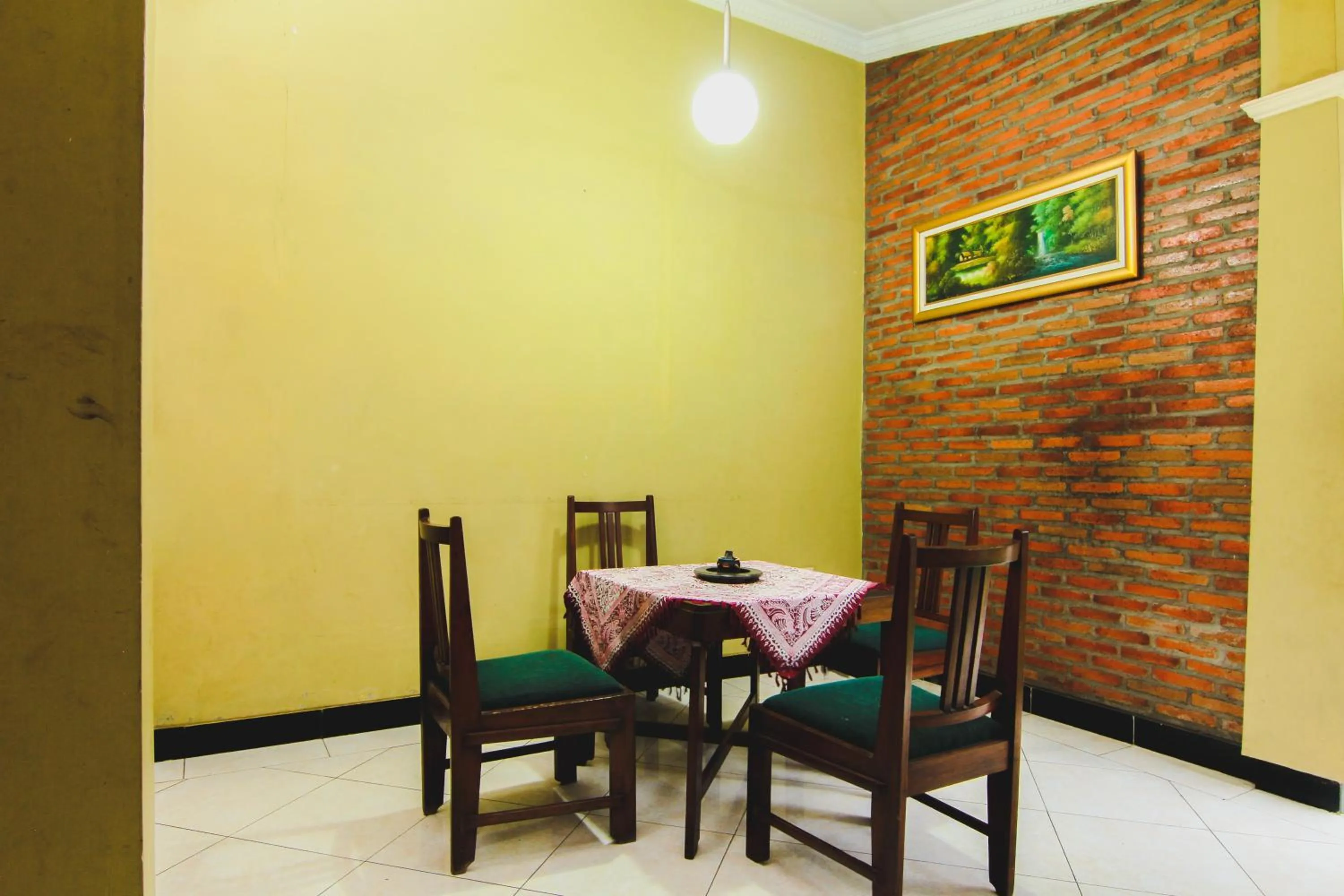 Restaurant/places to eat in Griya Batik Giri Sekar Homestay