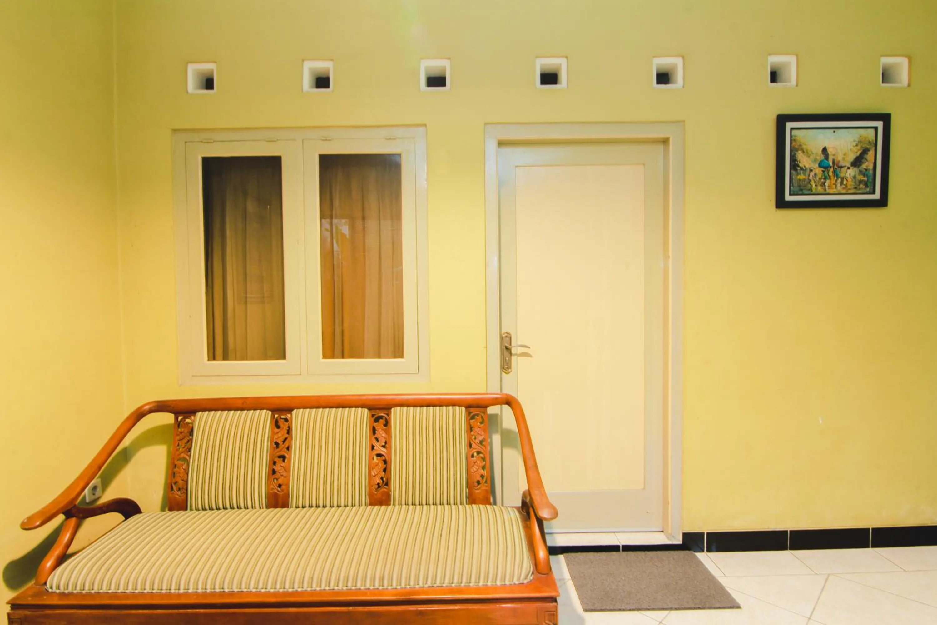 Communal lounge/ TV room in Griya Batik Giri Sekar Homestay