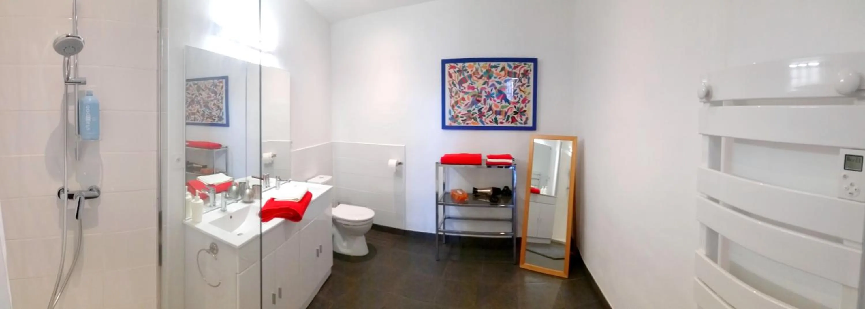 Shower, Bed in Aumes Sweet Home Chambre d'Hôtes