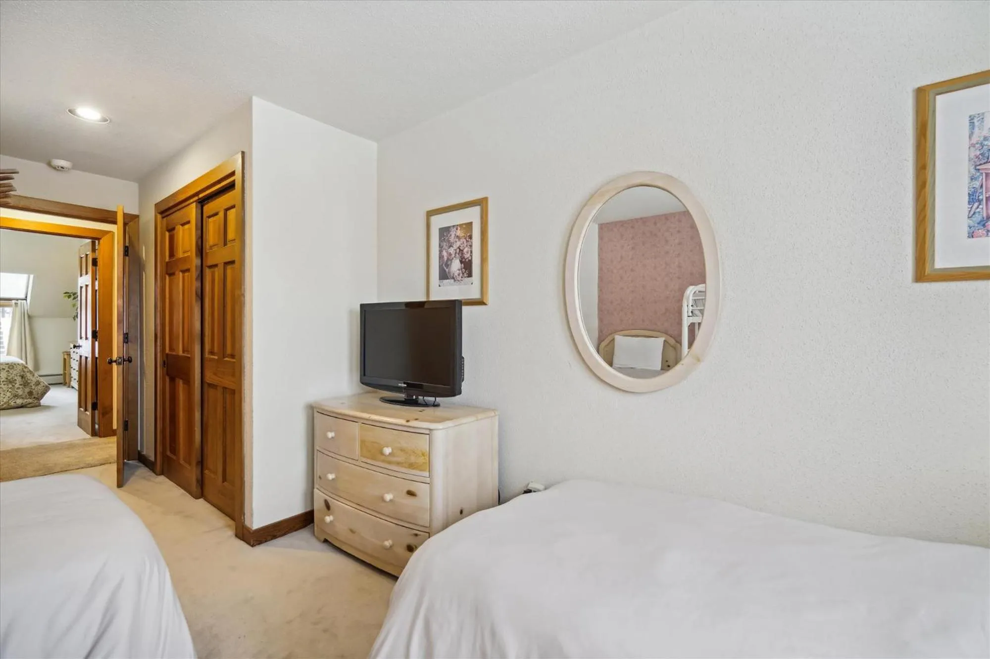 Bedroom, Bed in Ski on ski off, conveniently located, 2 bedroom condo with beautiful views, access to indoor pool Sunrise B3