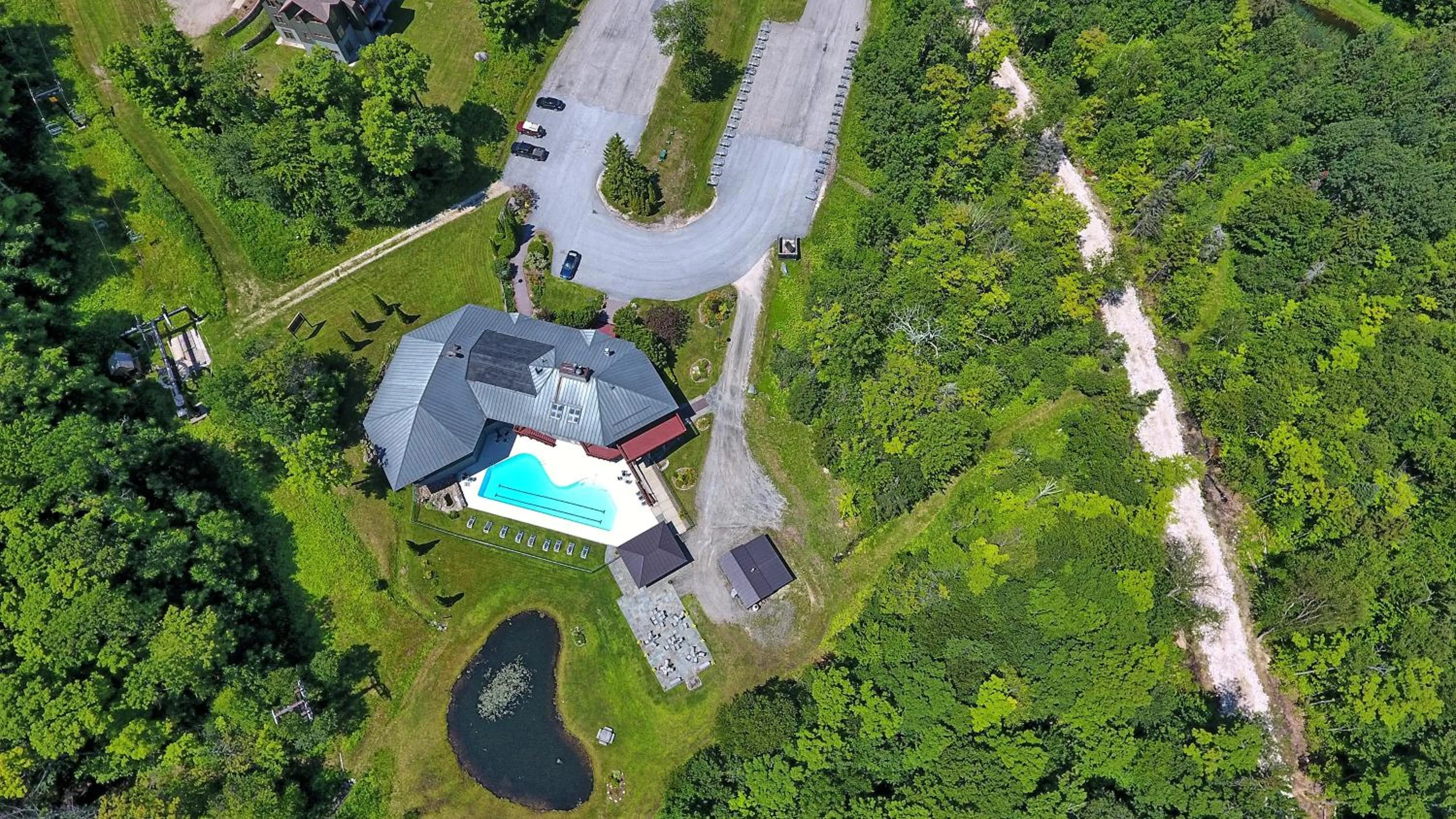 Property building in Ski on ski off, conveniently located, 2 bedroom condo with beautiful views, access to indoor pool Sunrise B3