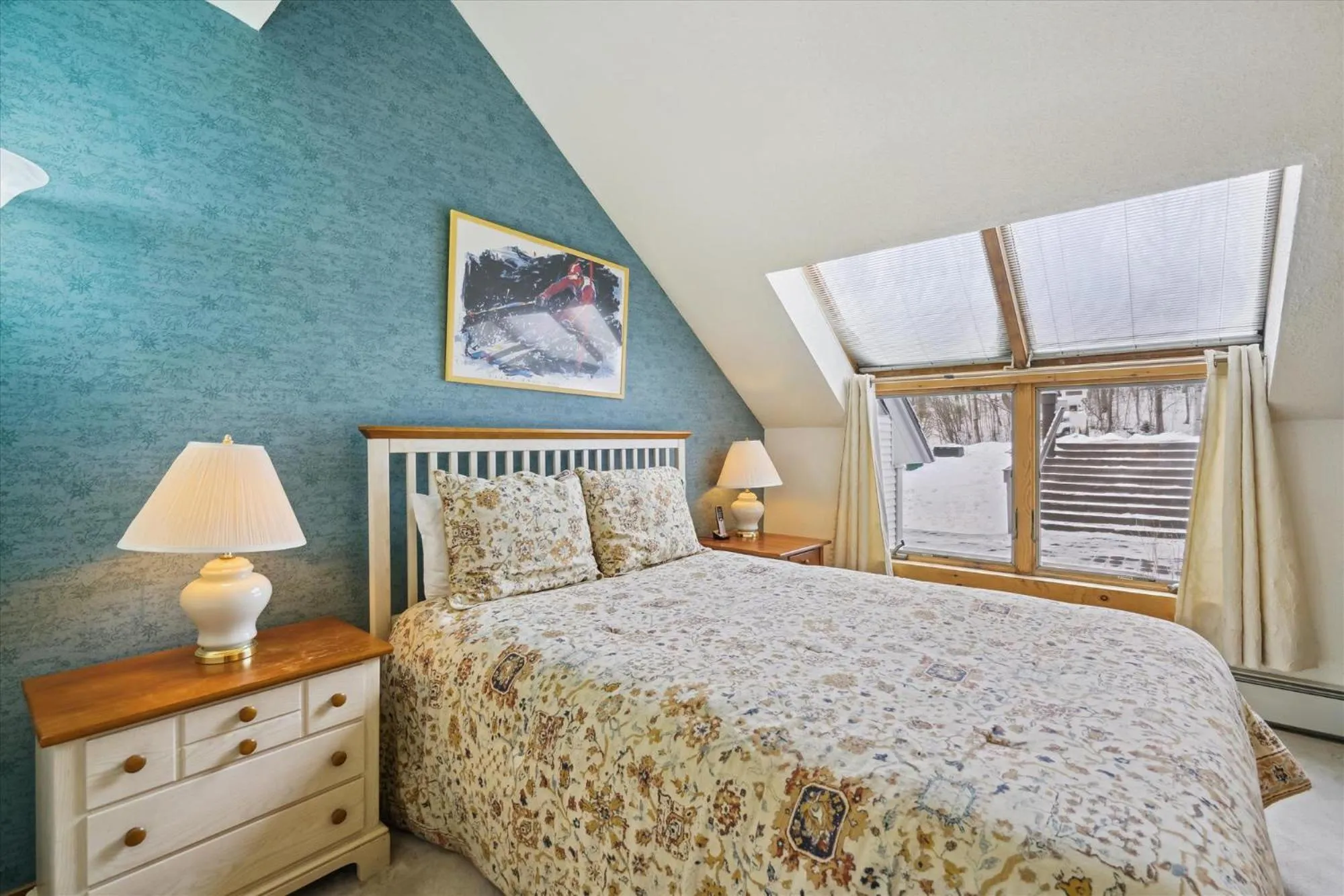 Bed in Ski on ski off, conveniently located, 2 bedroom condo with beautiful views, access to indoor pool Sunrise B3