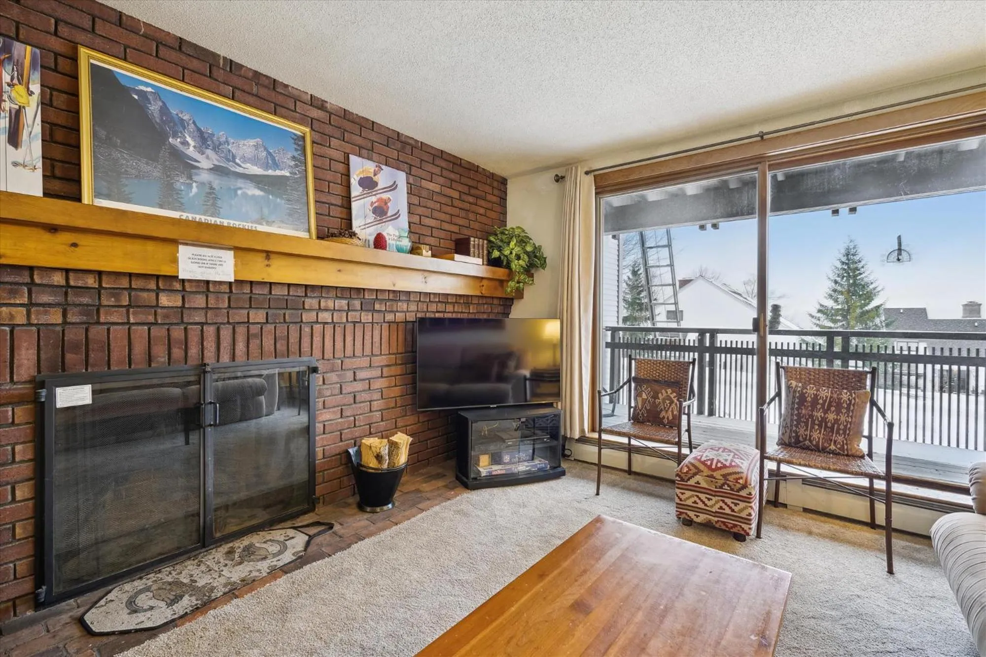 TV and multimedia in Ski on ski off, conveniently located, 2 bedroom condo with beautiful views, access to indoor pool Sunrise B3