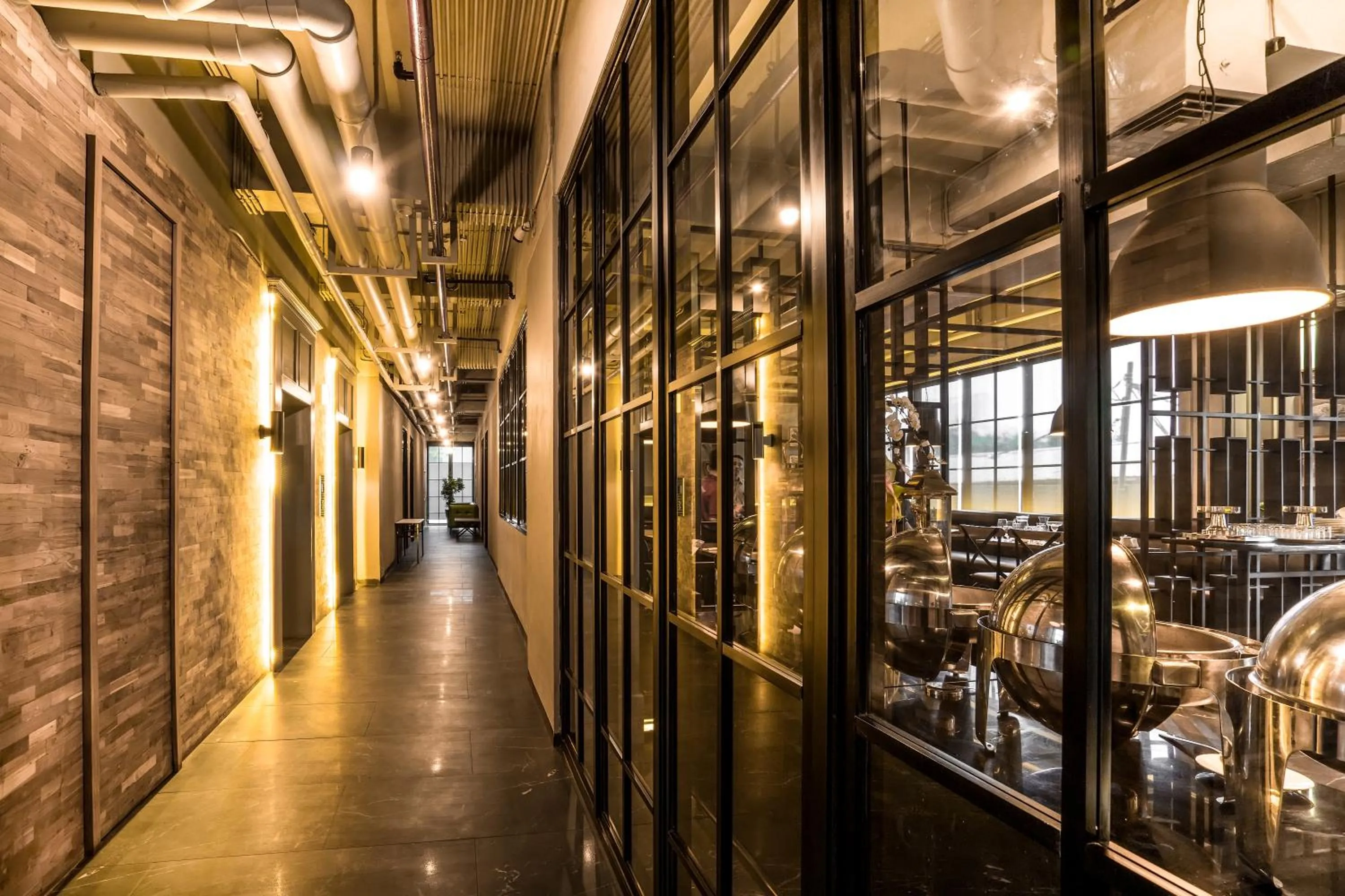 Restaurant/places to eat in Maple Hotel Grogol