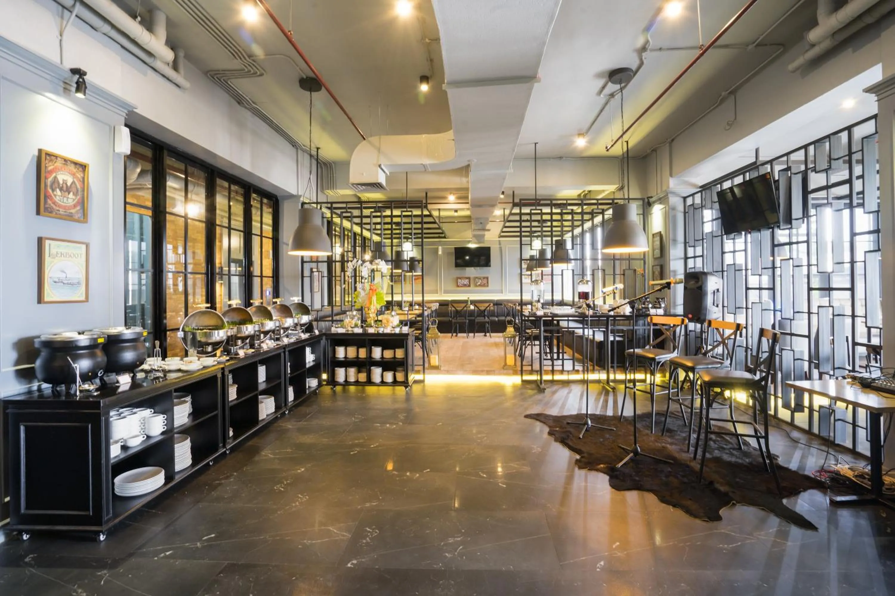 Restaurant/places to eat in Maple Hotel Grogol