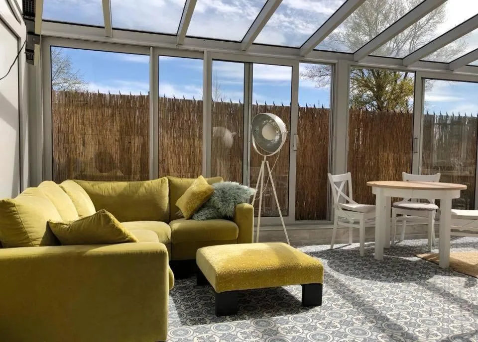 Communal lounge/ TV room in Villa Pastelowa