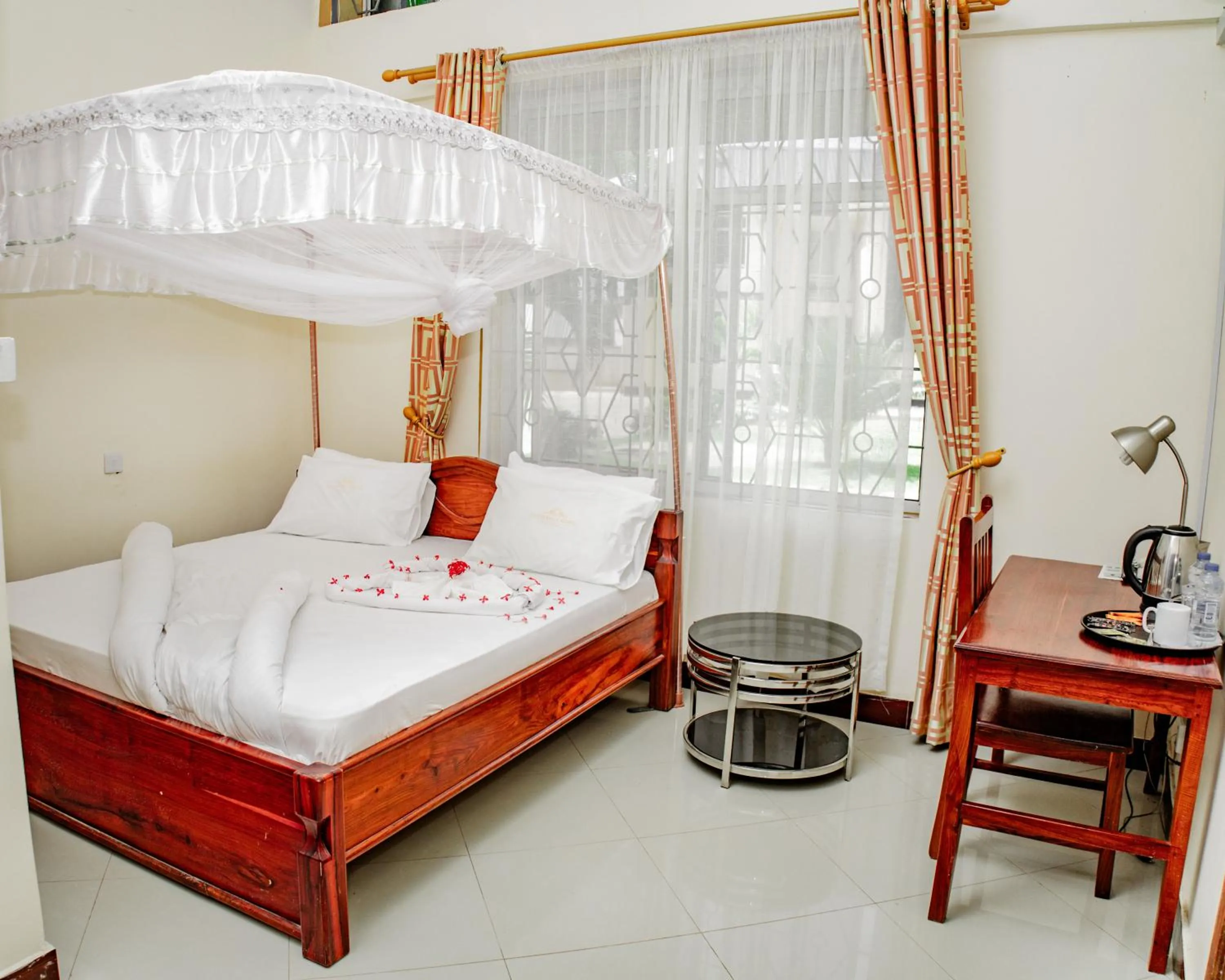 Photo of the whole room, Bed in Cashewnut Hotel