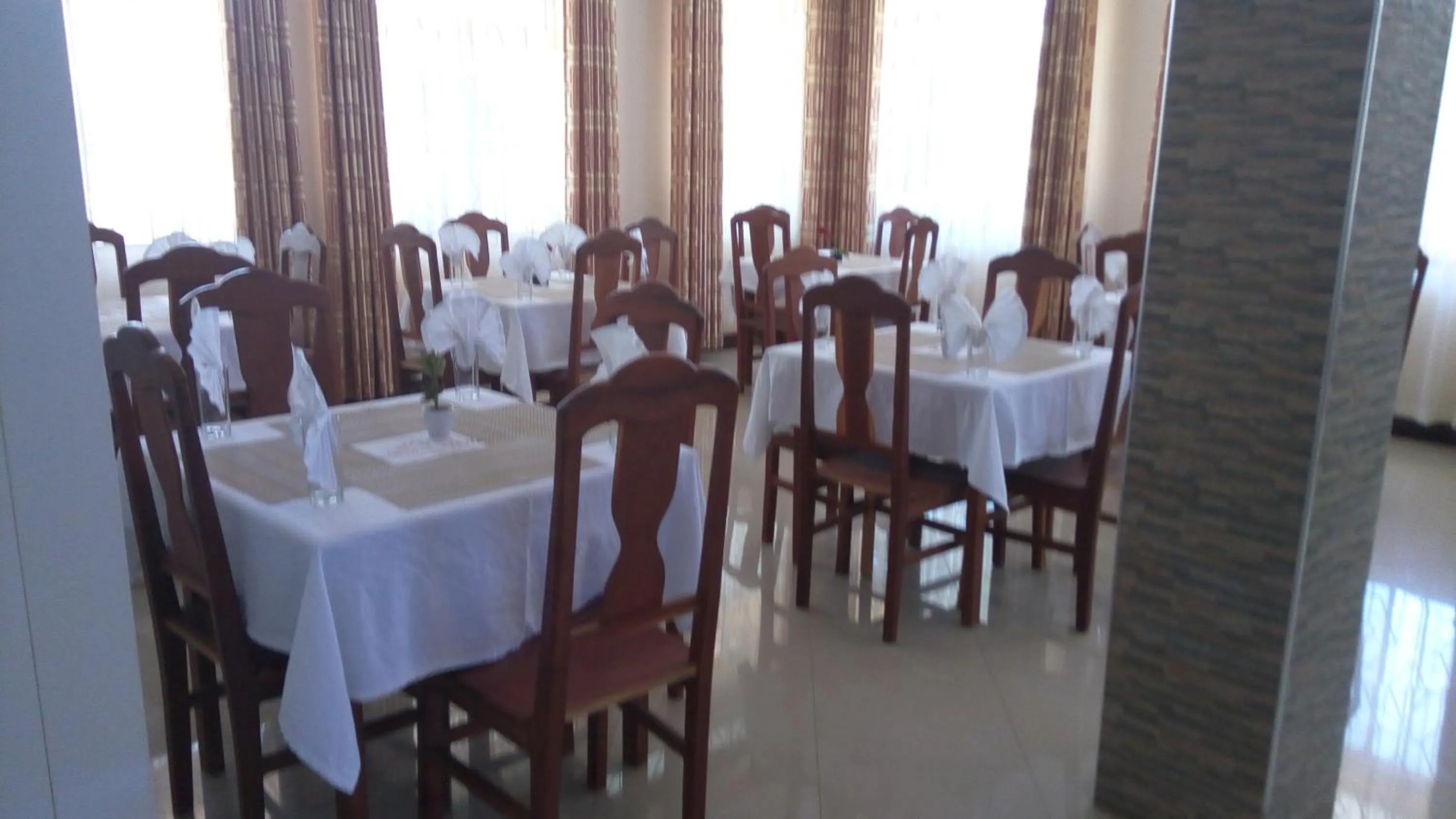 Restaurant/places to eat in Cashewnut Hotel