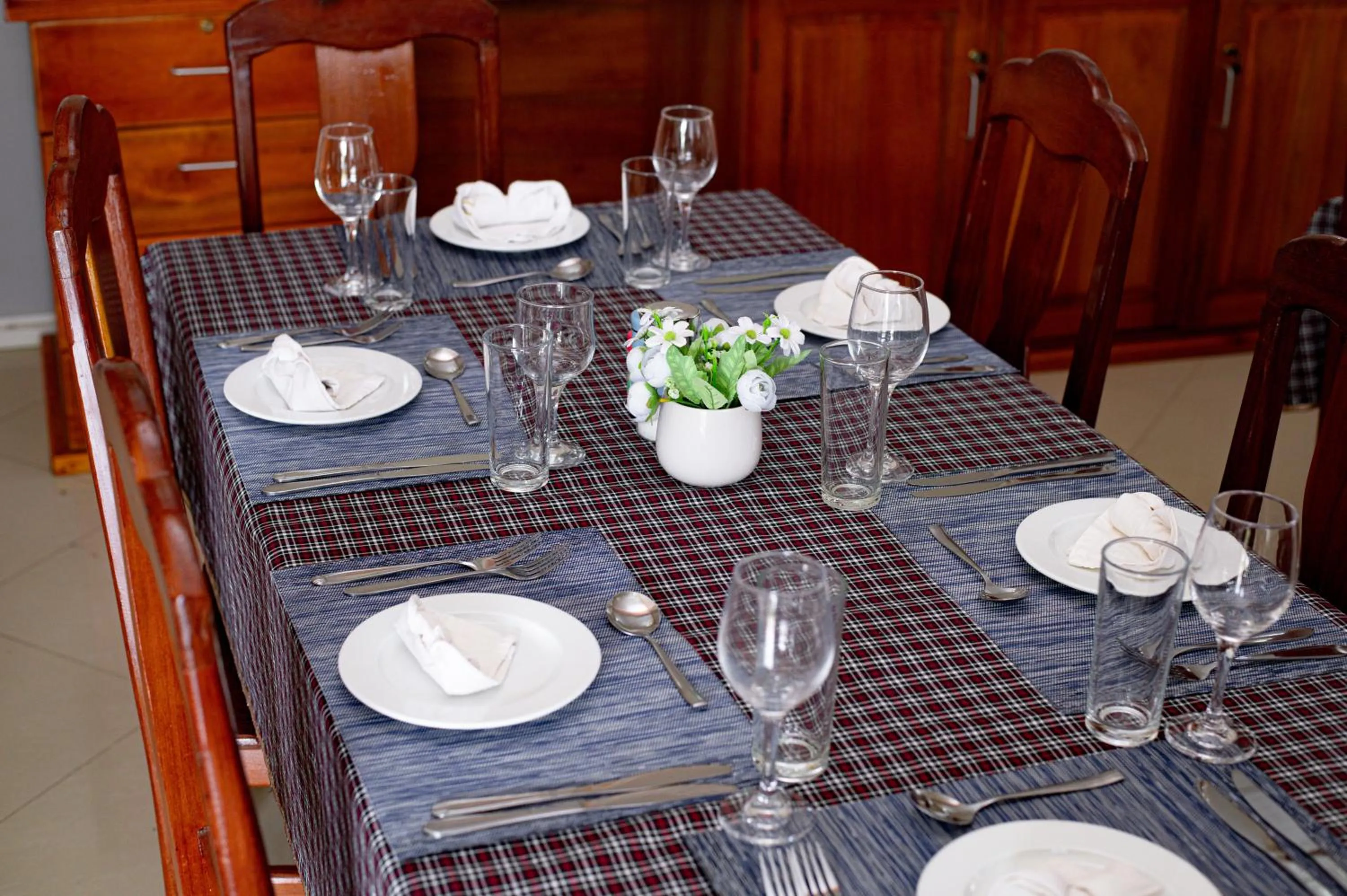 Restaurant/places to eat in Cashewnut Hotel