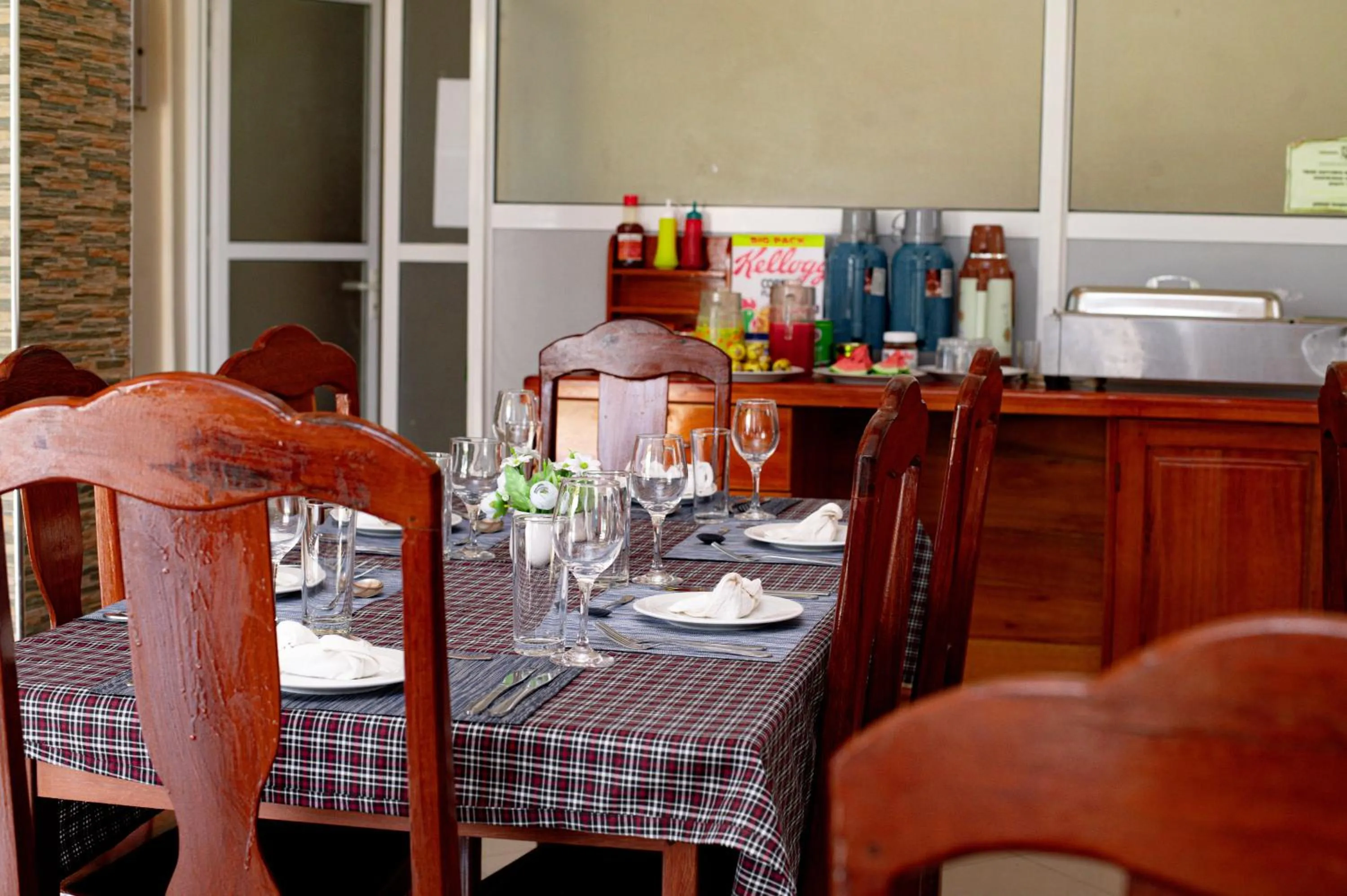 Restaurant/places to eat in Cashewnut Hotel