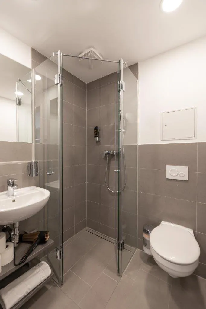 Shower in TRIO Apartment Hotel Berlin