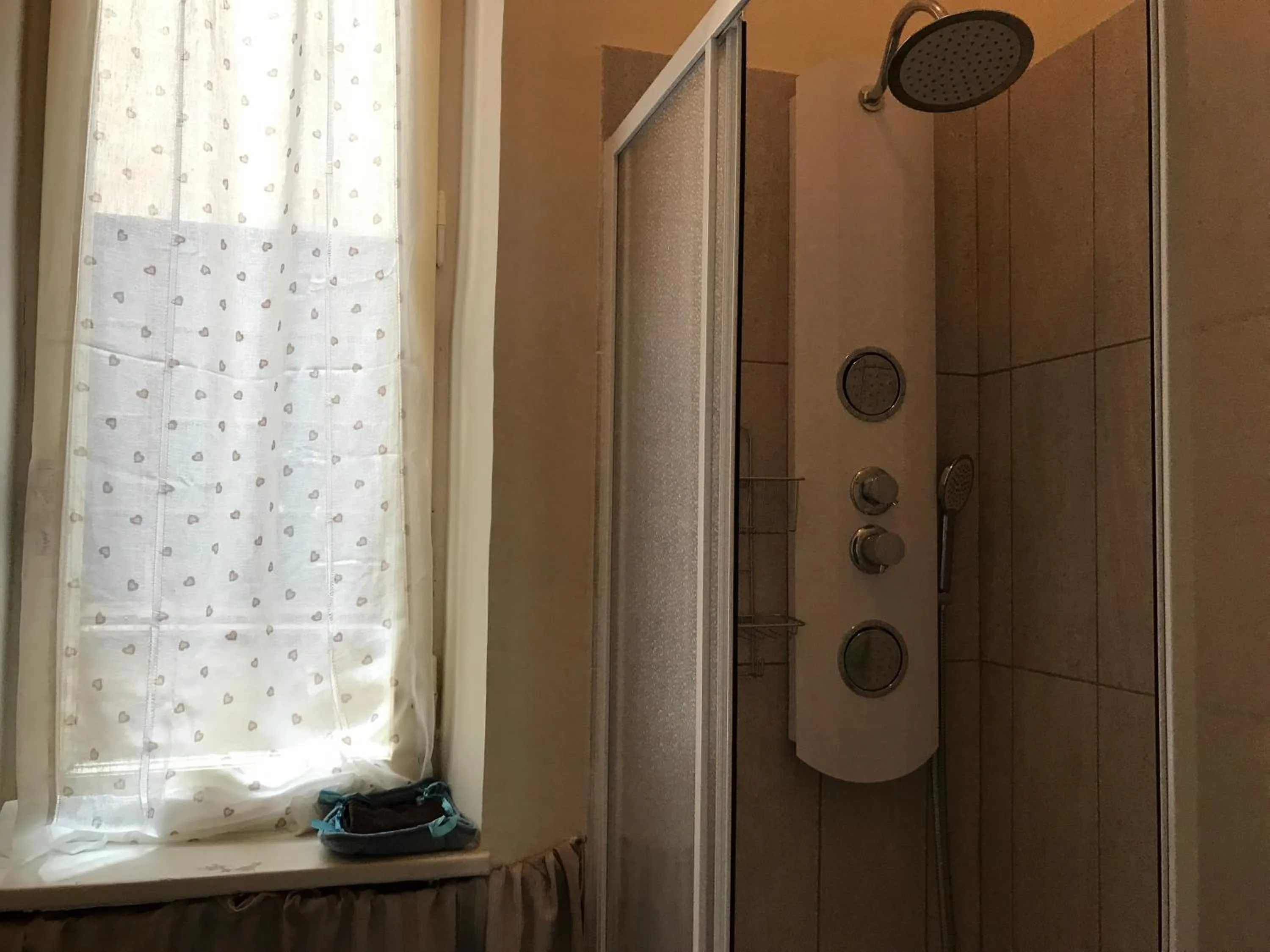 Shower in B&B Piazza della Vittoria