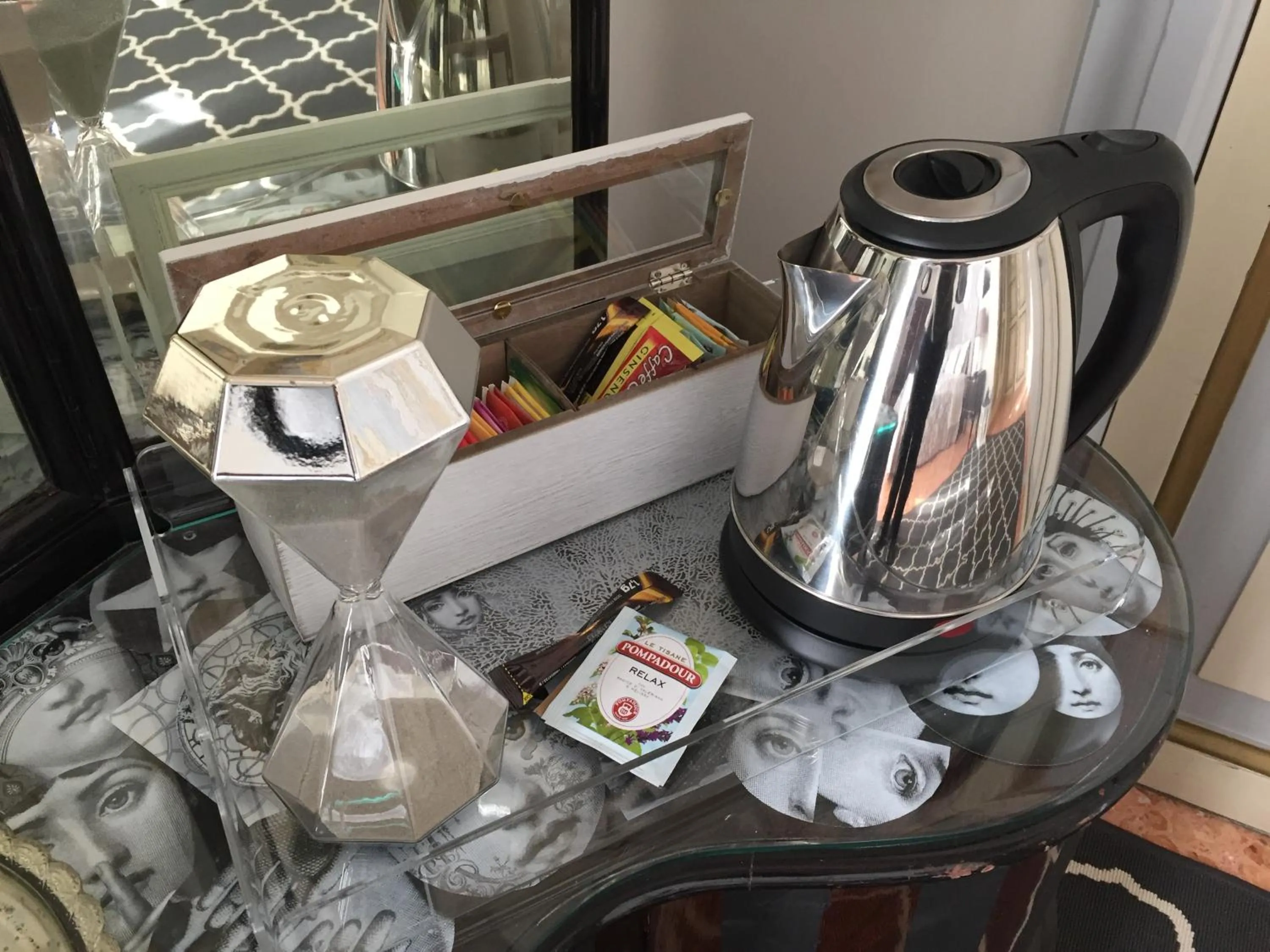 Coffee/tea facilities in B&B Theodora