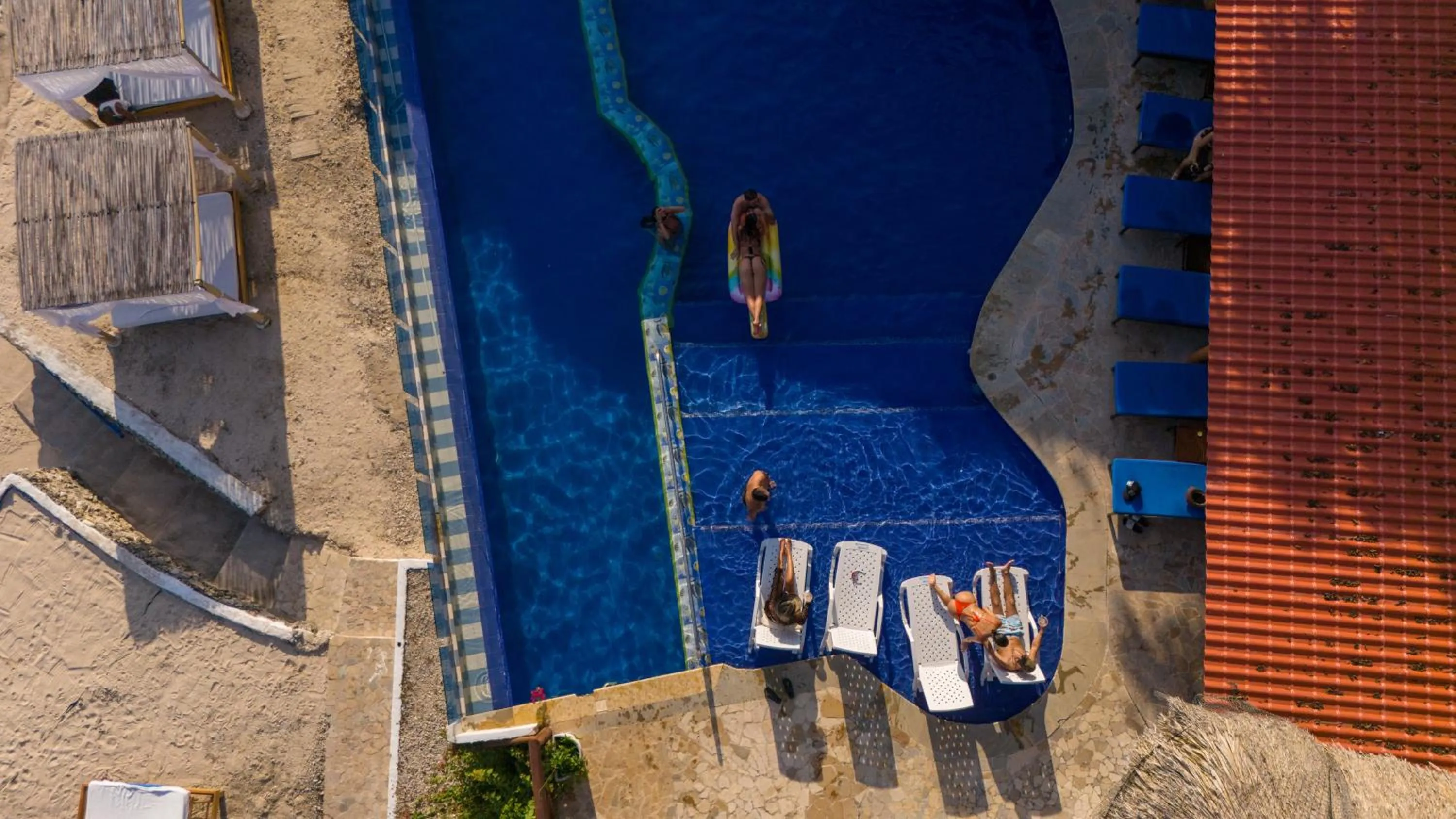 Pool view in Hotel Isla Real
