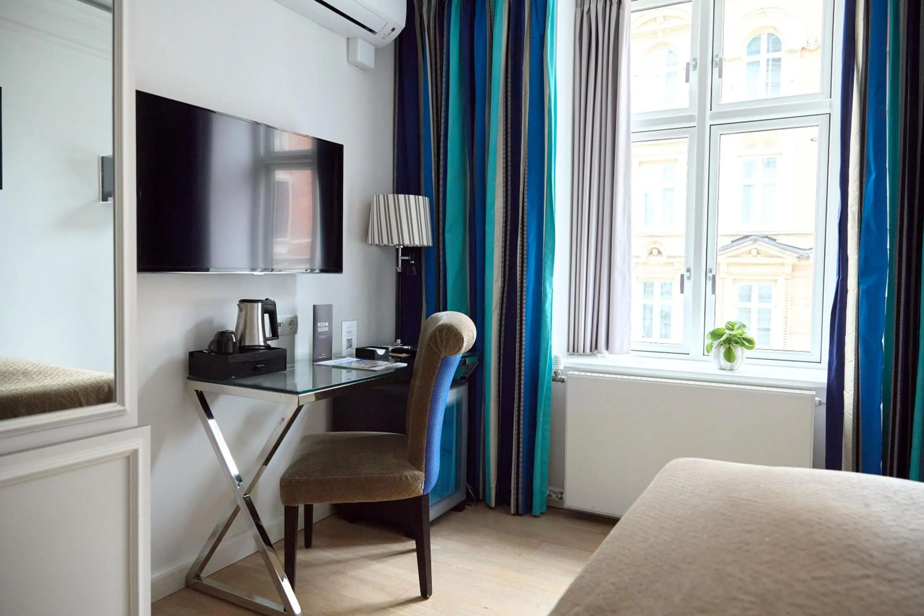 Seating area, Bed in Absalon Hotel