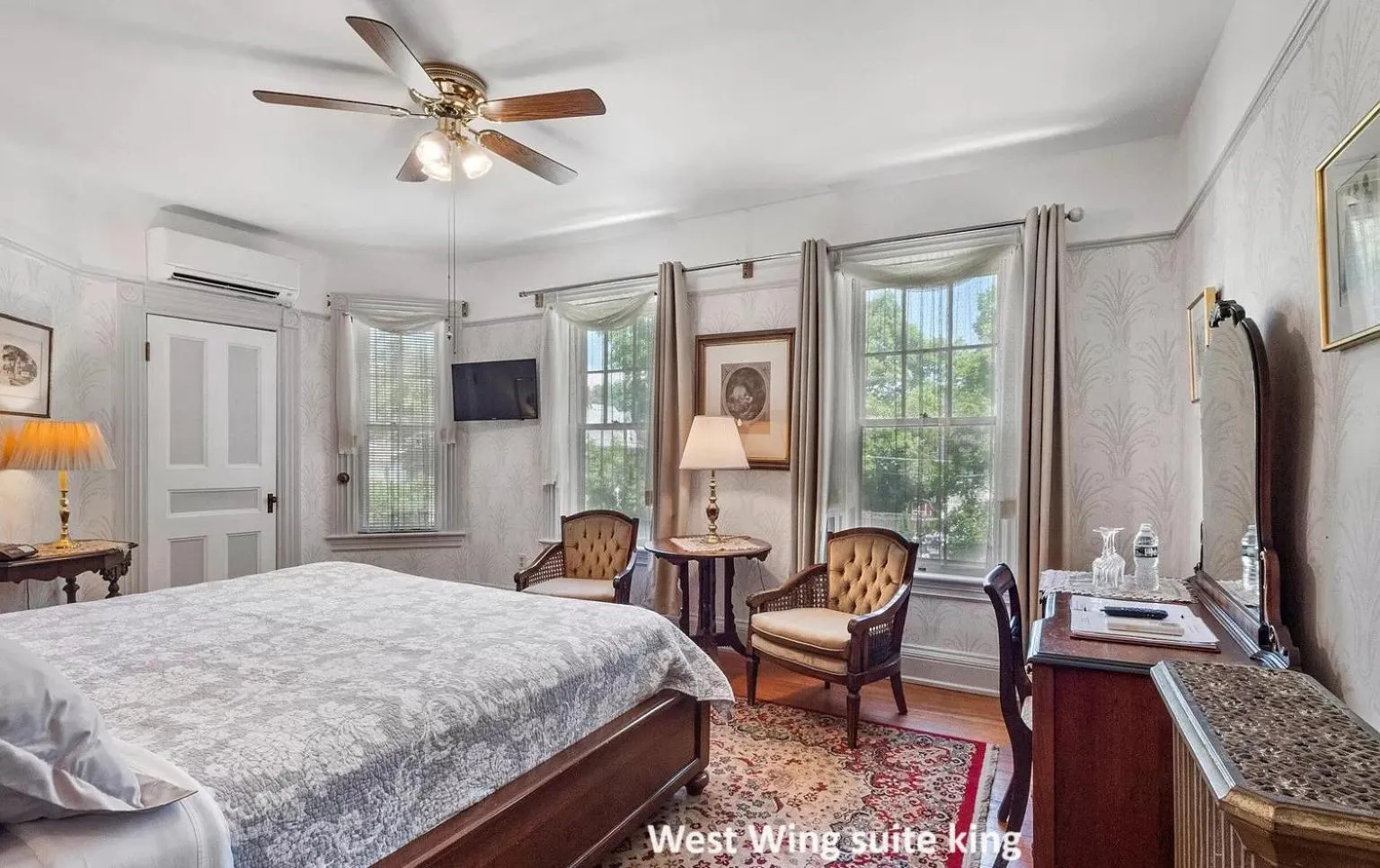 Bedroom, Bed in Wainwright Inn
