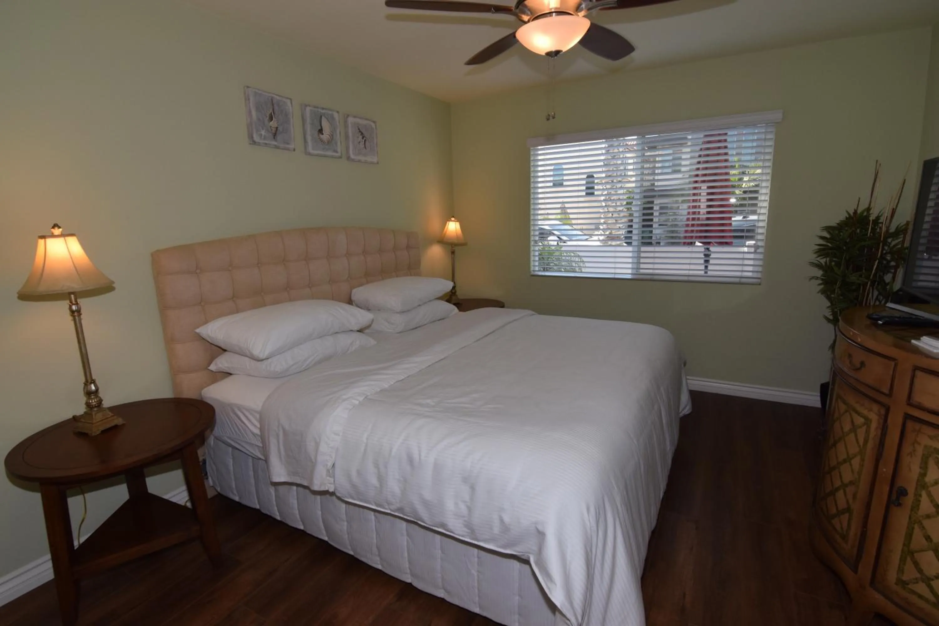 Bed in Seaside Village Carlsbad