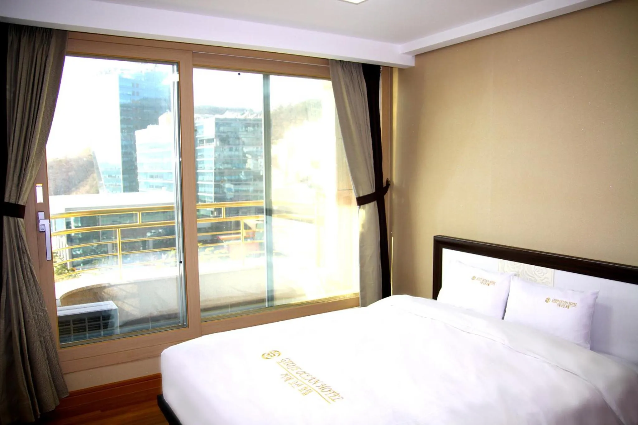 Bedroom, Bed in Geoje Ocean Hotel