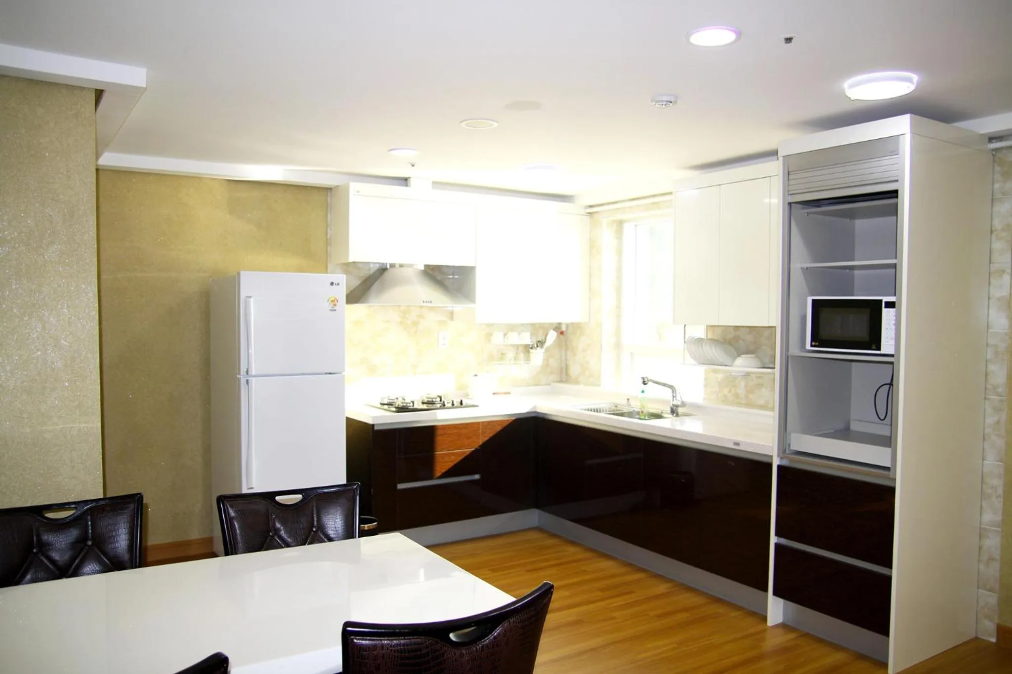 Kitchen or kitchenette in Geoje Ocean Hotel