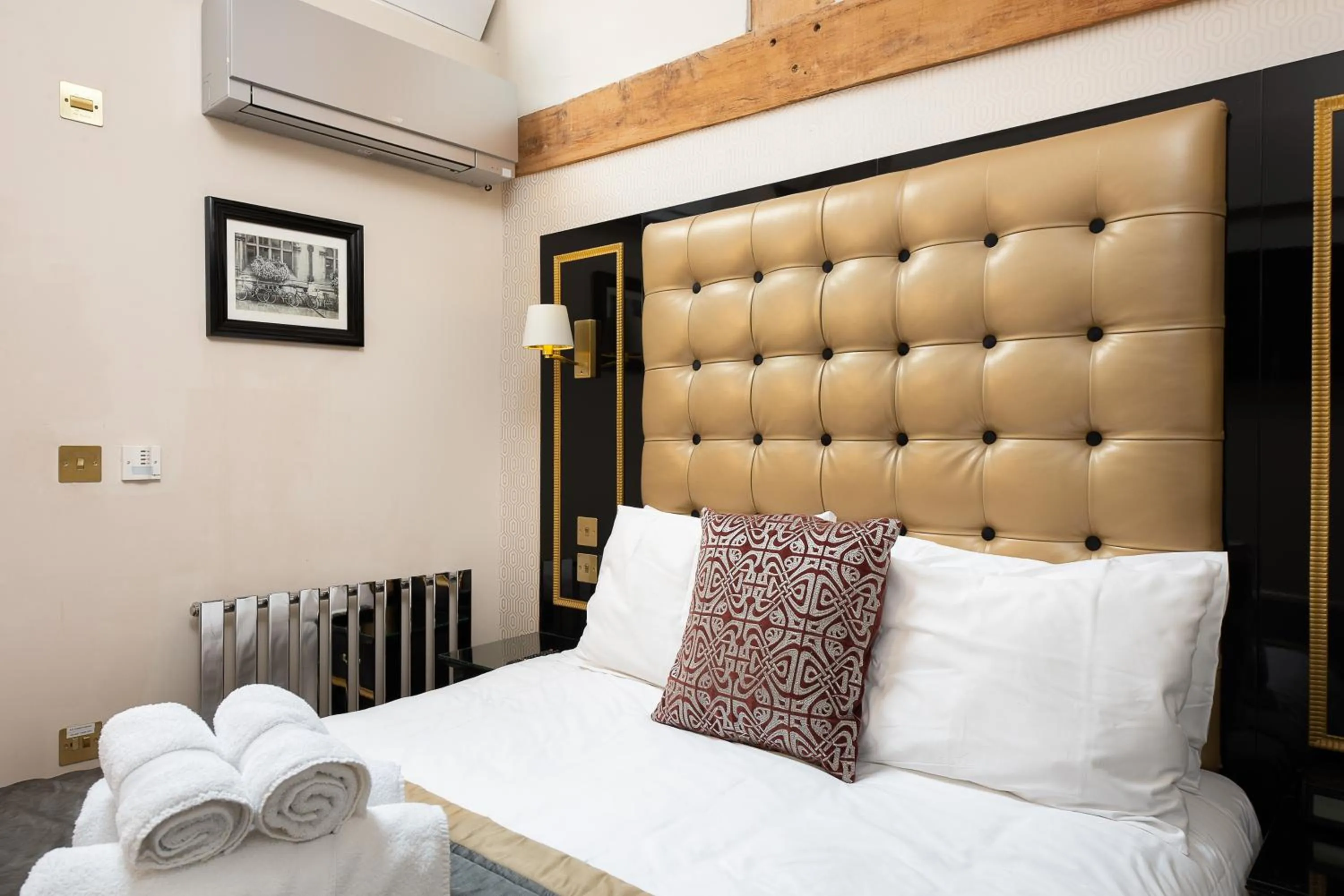 Bed in Museum Residence Oxford