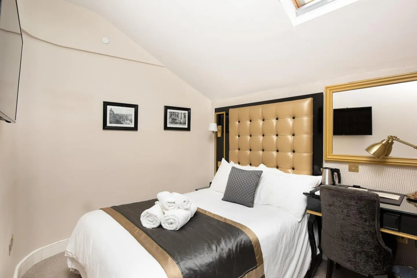 Bed in Museum Residence Oxford